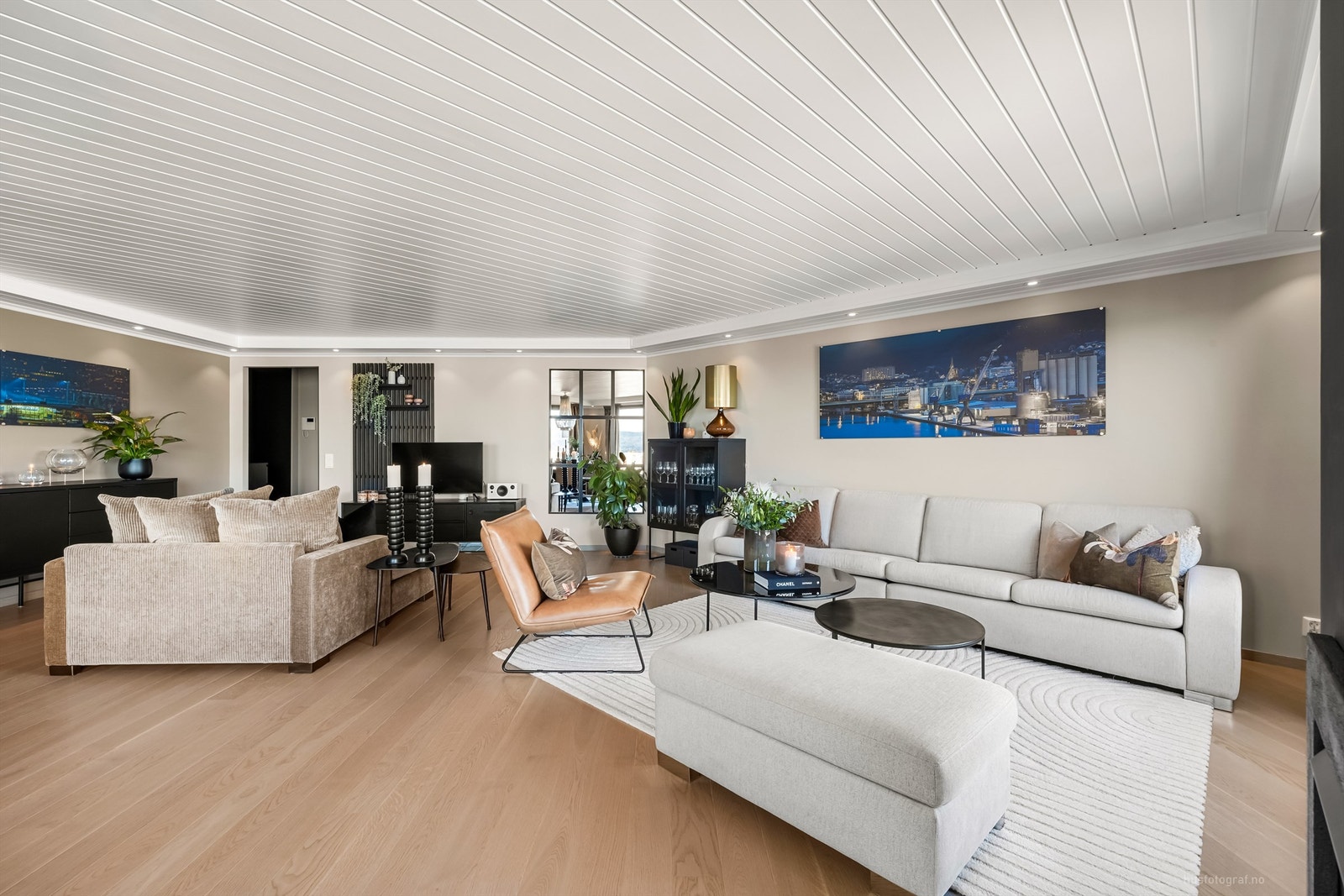 Stue med sofaområde, spiseplass og dagseng Galleribilde