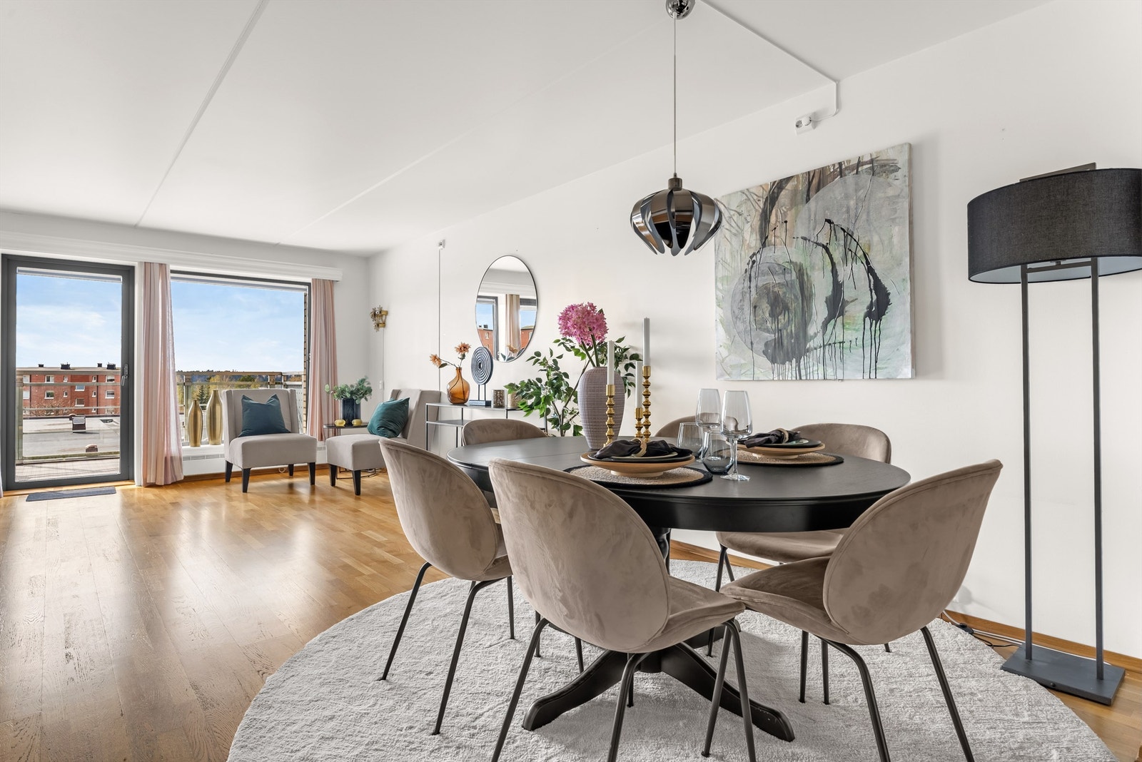 Her kan man dekke til et skikkelig langbord ved behov. Galleribilde