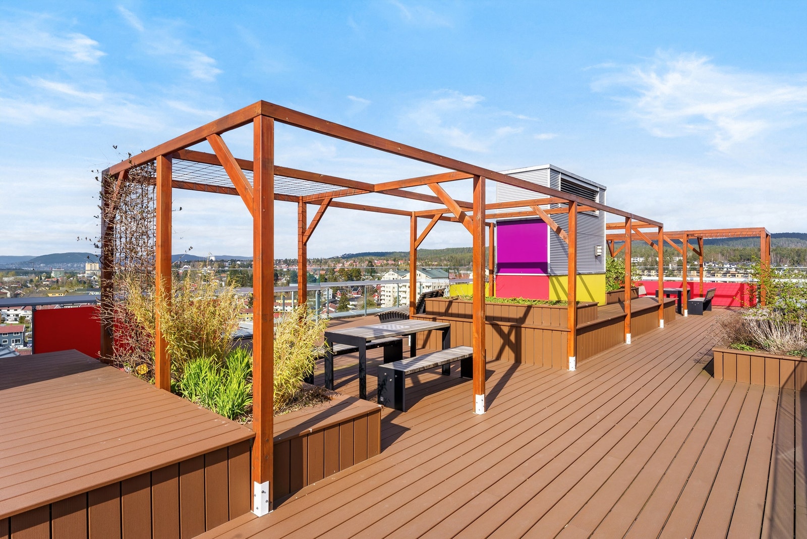 Borettslaget har en stor felles takterrasse i 12. etasje, utstyrt med sittegrupper. Galleribilde