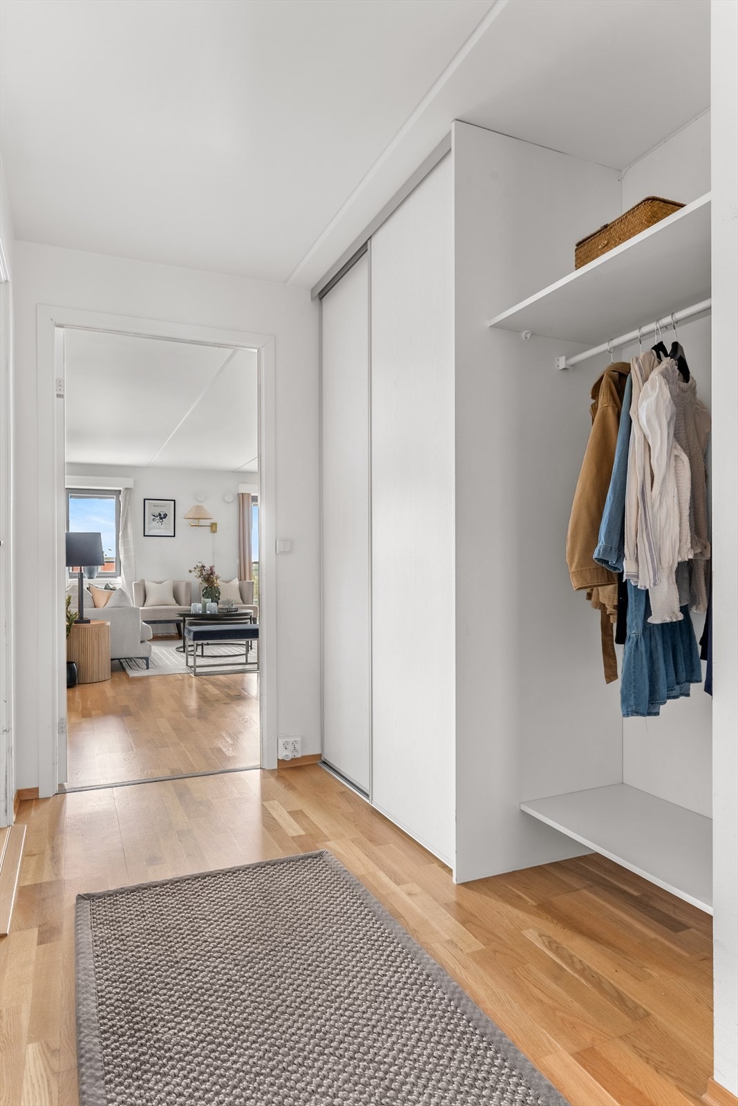 God plass til yttertøy og sko i skyvedørsgarderobe. Galleribilde