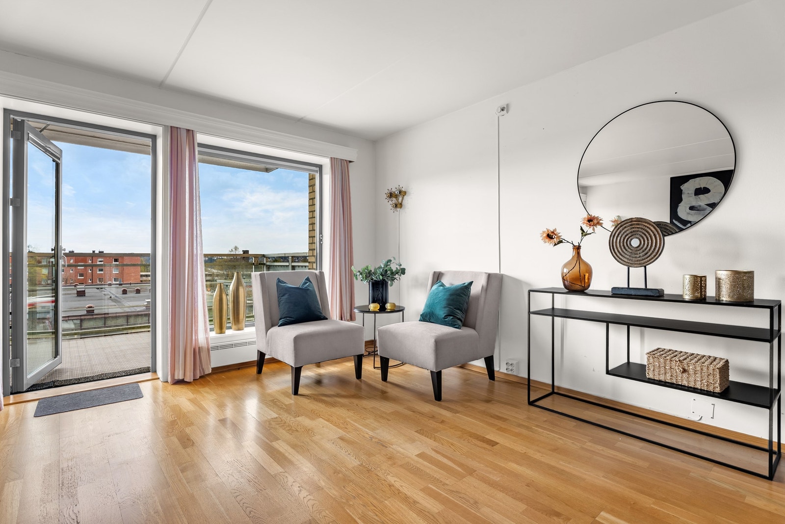 God plass til flere sittegrupper i den store stuen, og med utgang til balkong. Galleribilde
