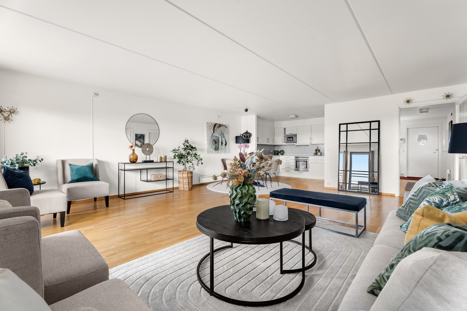 Lyst og stort rom som kombinerer stue, spisestue og kjøkken i åpen løsning. Den åpne løsningen gir god plass og flere innredningsmuligheter, og kan enkelt deles inn i ulike soner. Galleribilde