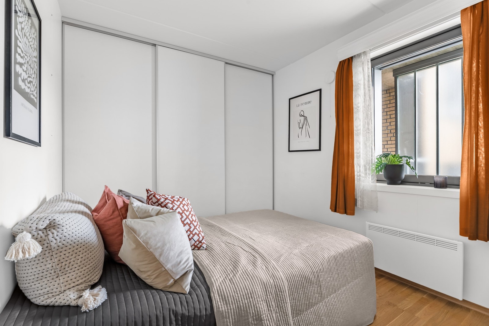 Soverom 2 av 3, også dette er utstyrt med god garderobeplass. Galleribilde