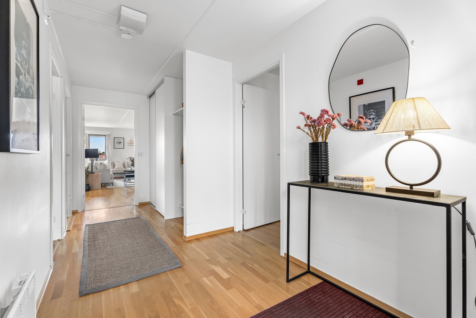 Via egen inngang blir man møtt av en stor entré/gang med romslig skyvedørsgarderobe. Galleribilde
