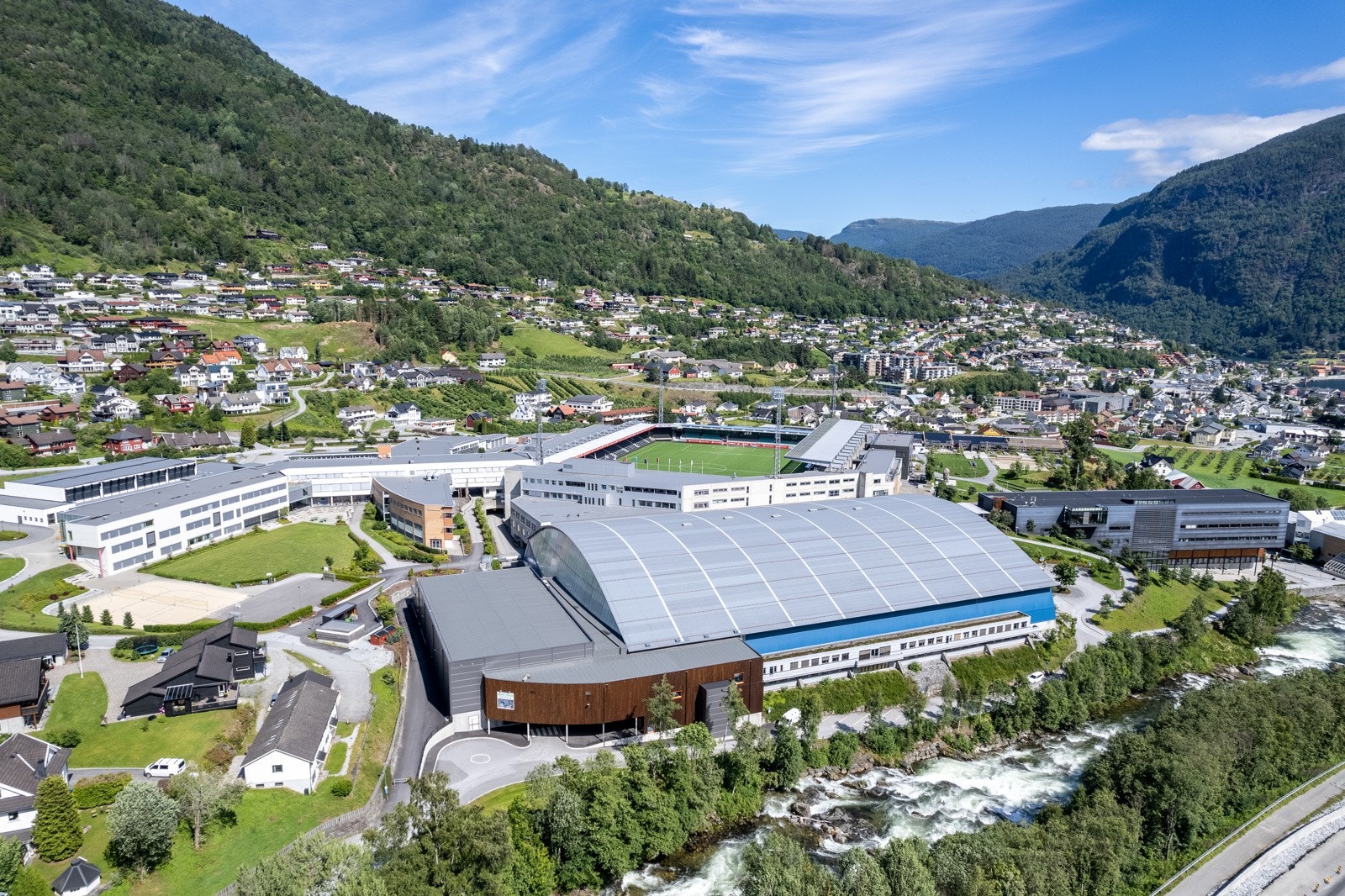 ... treningssenter, klatrehall, skular og volleyballbaner... Galleribilde