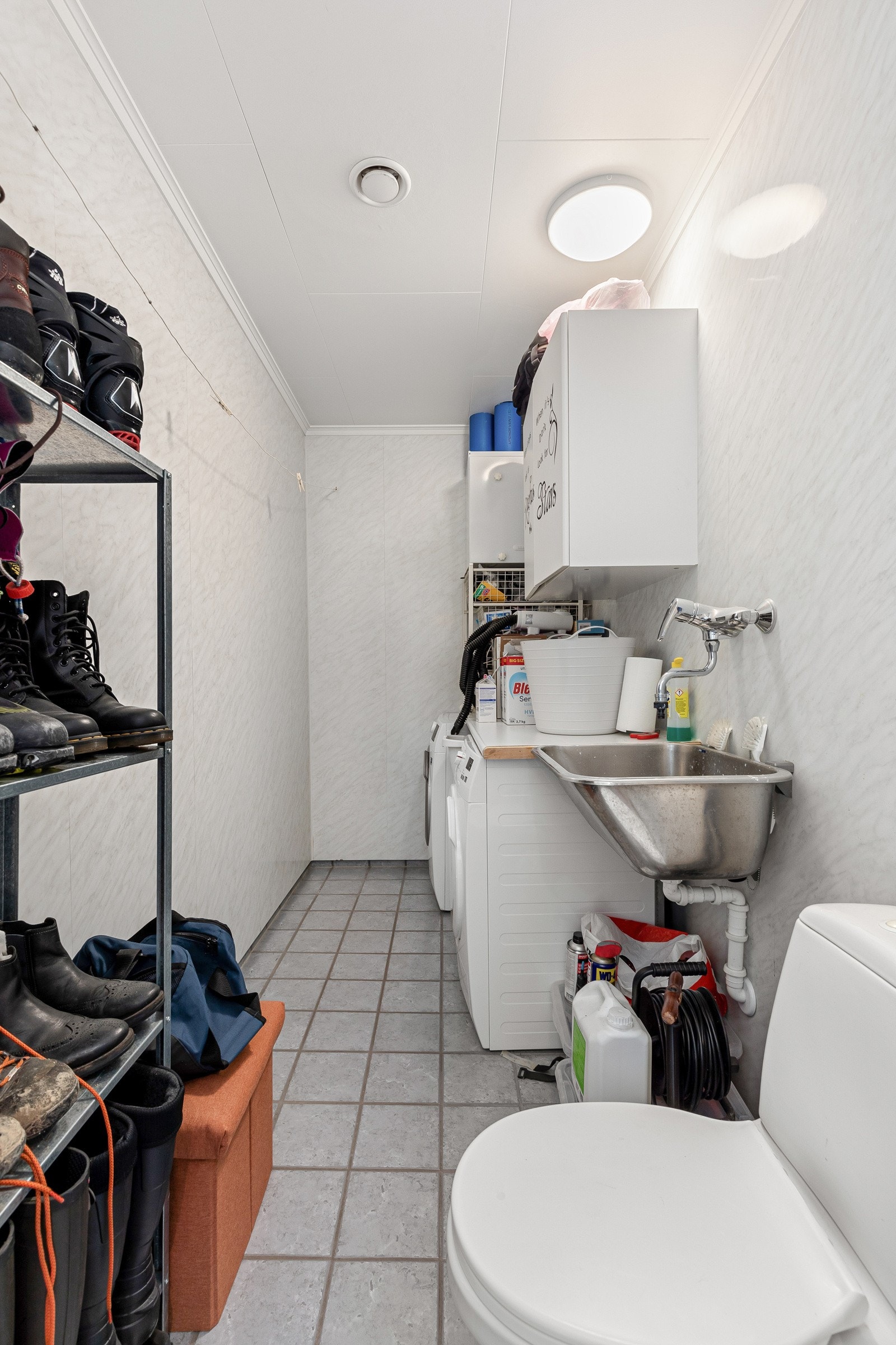 Vaskerom med ekstra toalett og god plass til oppbevaring. Galleribilde