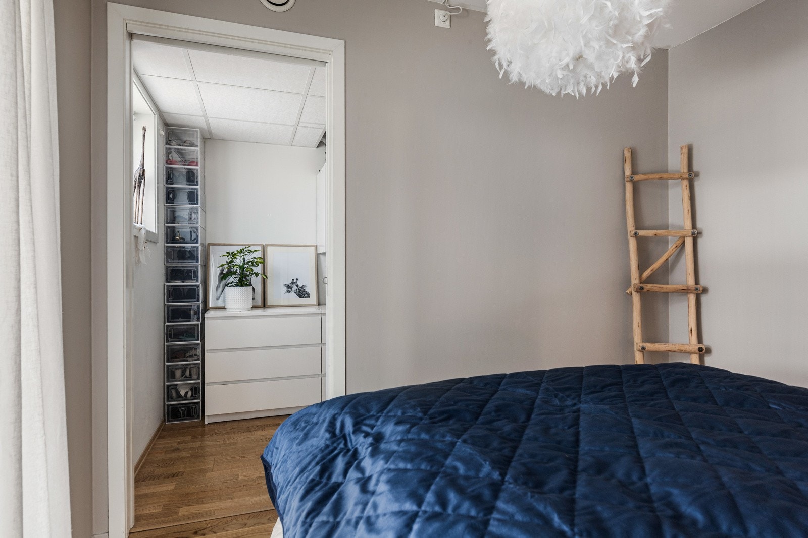 Ett av soverommene har garderobeløsning, og leiligheten har for øvrig lagringsplass i et teknisk rom og i en disponibel bod på ca. 5 kvm. Galleribilde