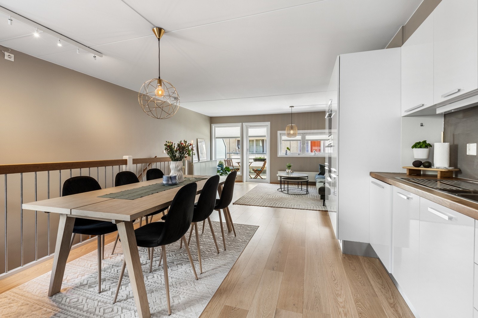Kjøkken og stue ligger i en åpen sosial løsning. Galleribilde