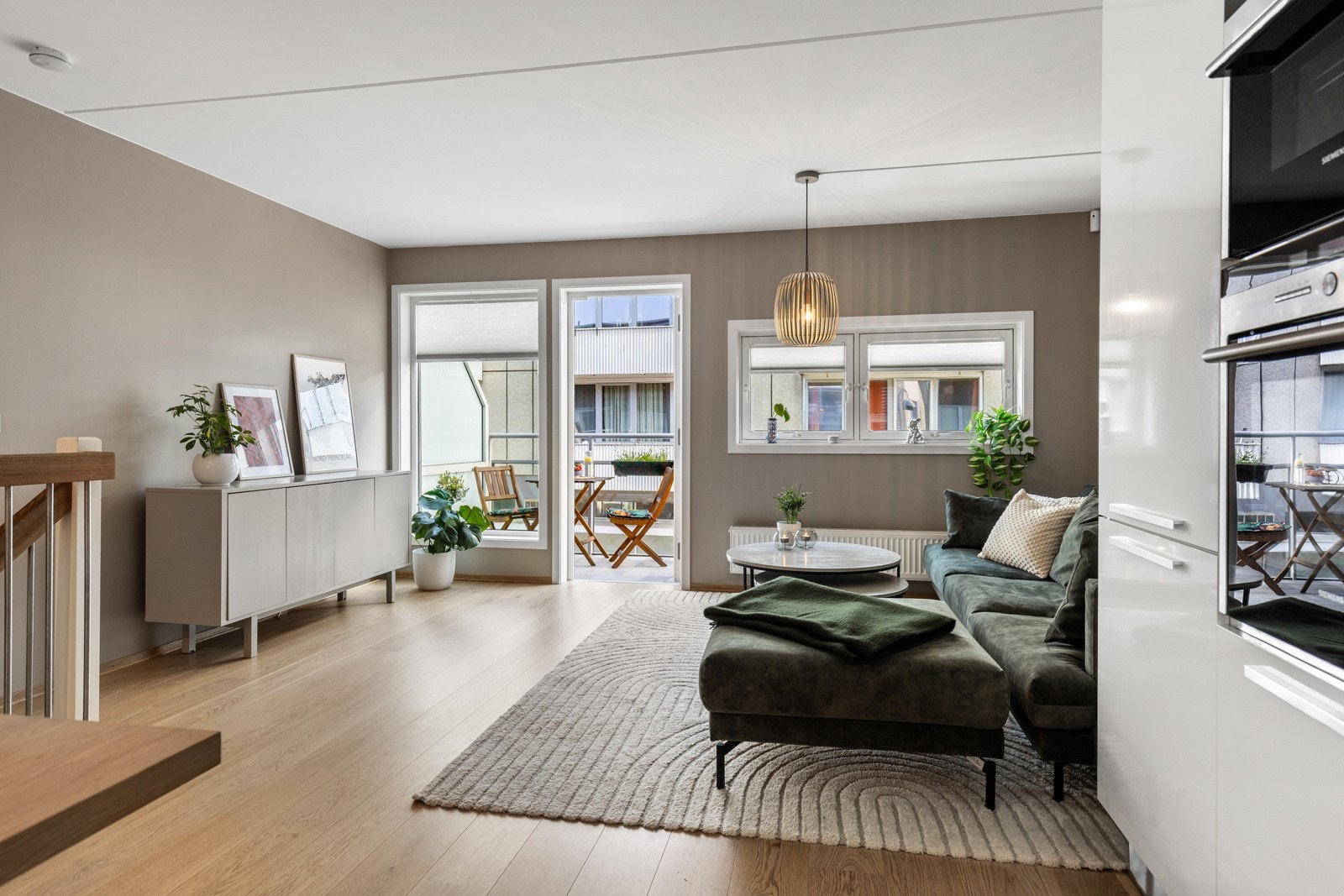 Stuen ligger i åpen løsning med kjøkkenet, og sammen danner de et romslig, innbydende allrom med luftig atmosfære. Galleribilde