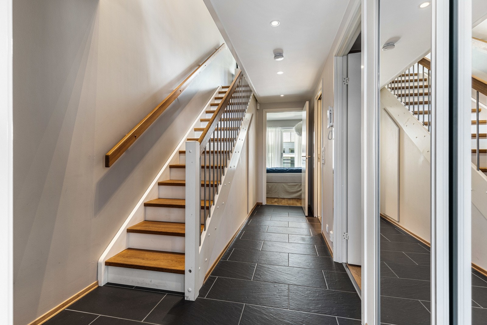 Vel inne blir vi ønsket velkommen i en fin entré med hvitmalte vegger, downlights i himlingen og grå fliser på gulv med gulvvarme. Galleribilde