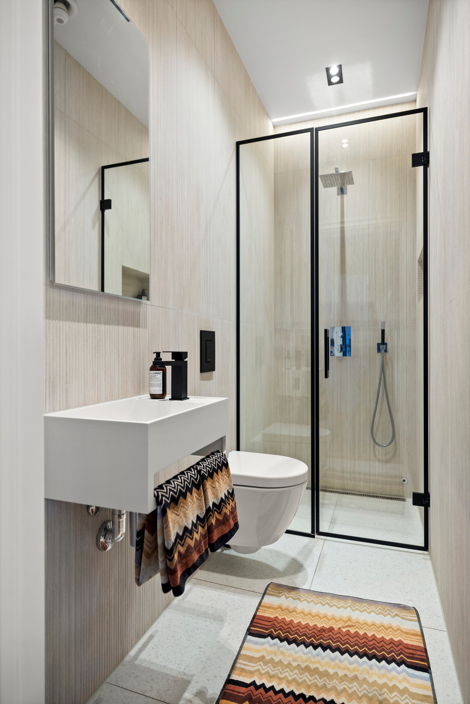Leiligheten har to bad. Det ene badet har direkte adkomst fra hovedsoverommet Galleribilde