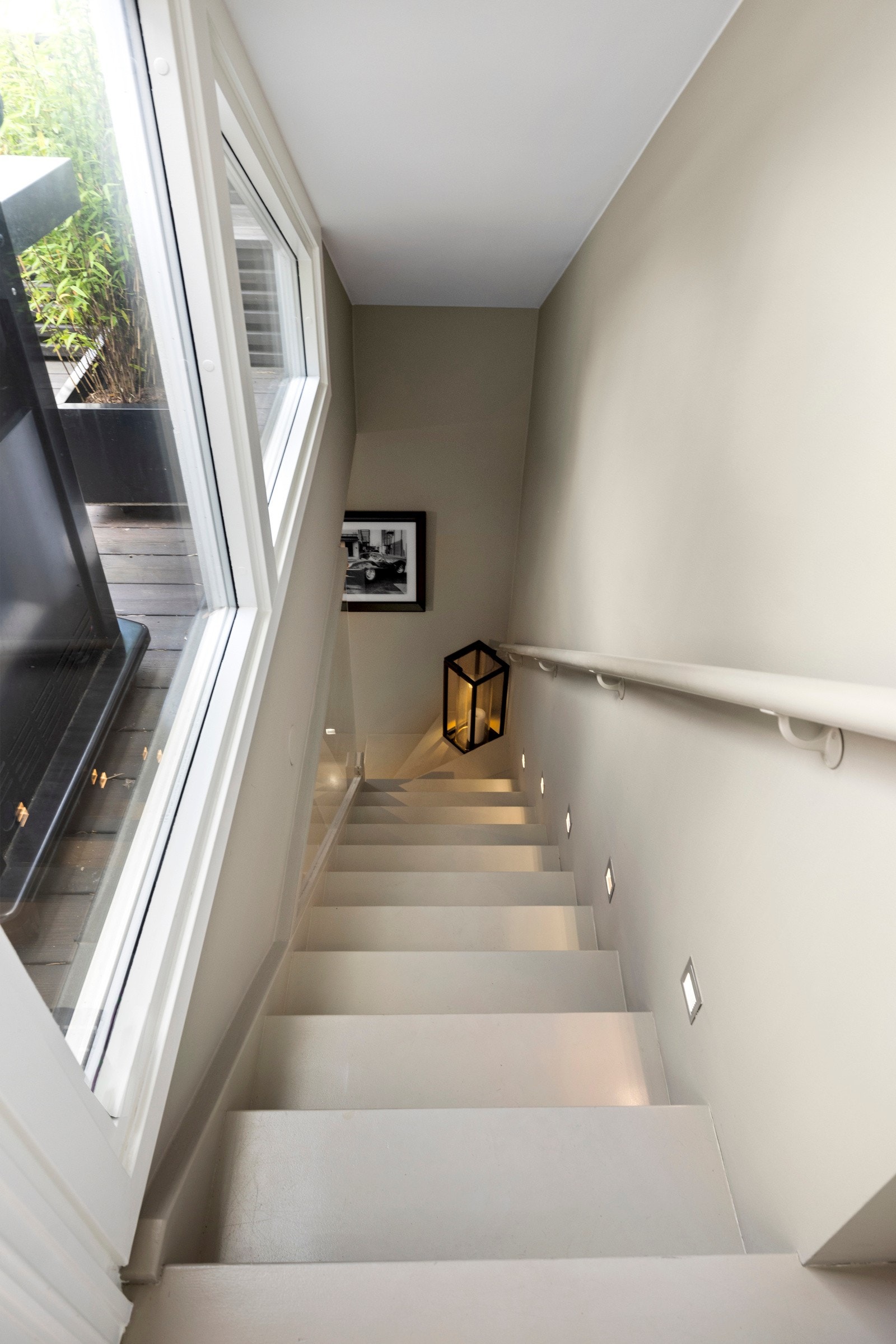 Trappen har lys på trinnene samt glassrekkverk. Galleribilde