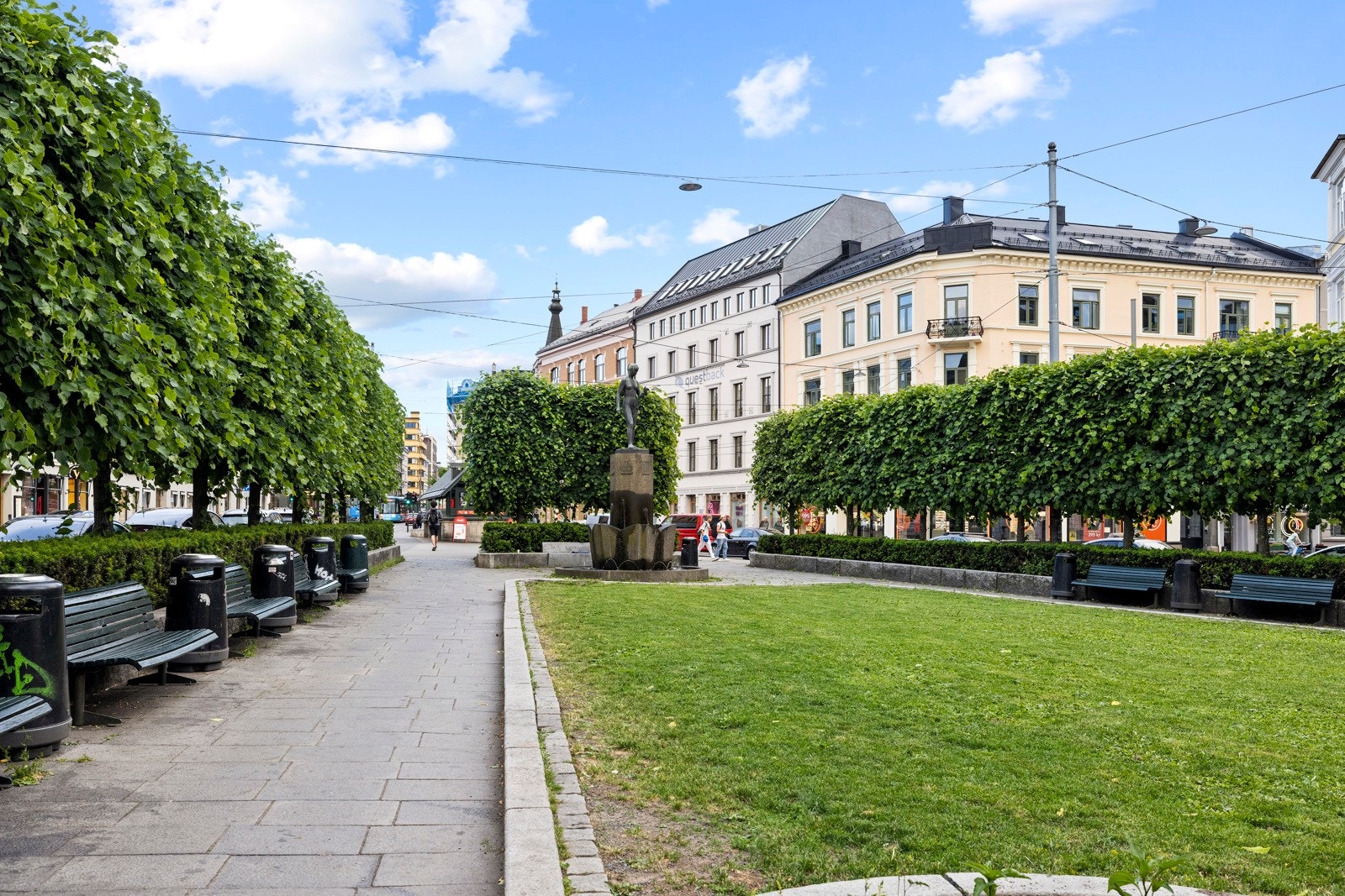 Det er god tilgang til flere parker. Valkyrie Plass ligger rett i nærheten, men det er også gangavstand til Frognerparken og Stensparken. For de som ønsker å trene innendørs er det flere treningssentre i området. Galleribilde