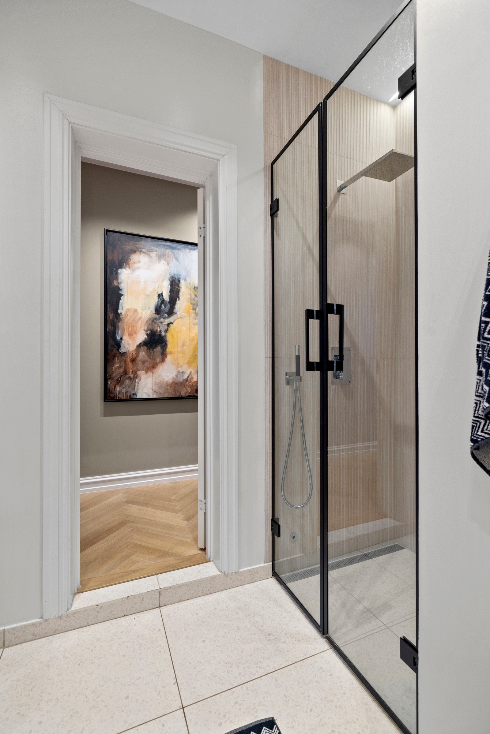 Inngang til bad fra gang, her er det dusjdører i glass og regnfallsdusj Galleribilde