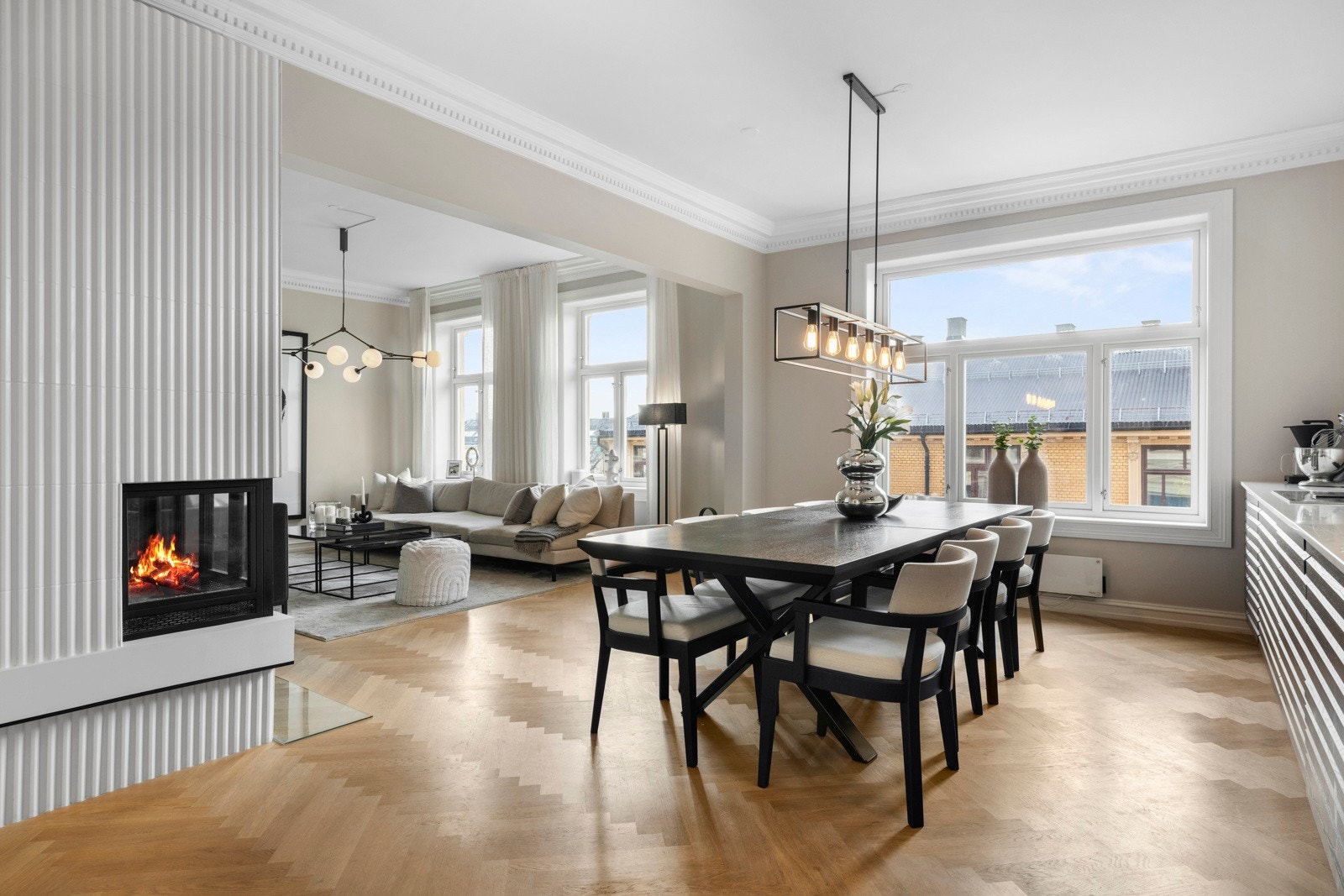 God plass til et stort spisebord hvor du kan invitere til hyggelige sammenkomster Galleribilde