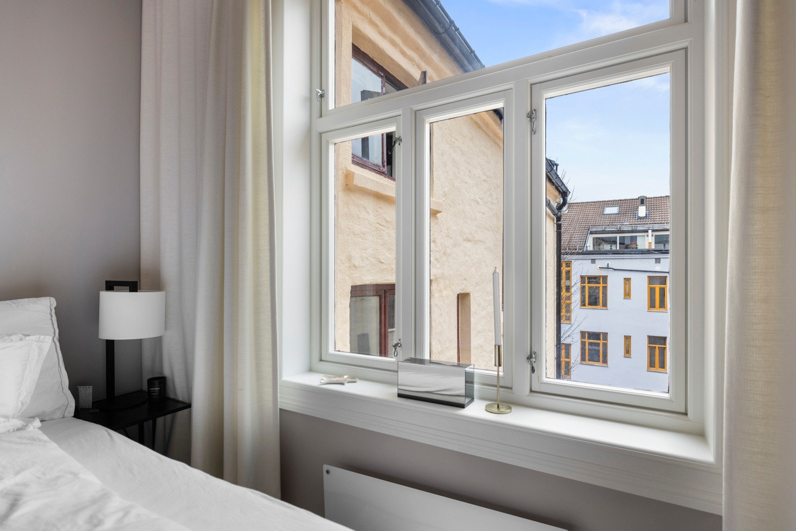 Stor vindusflate som slipper inn naturlig lys samt vender soverommet ut mot rolig bakgård Galleribilde