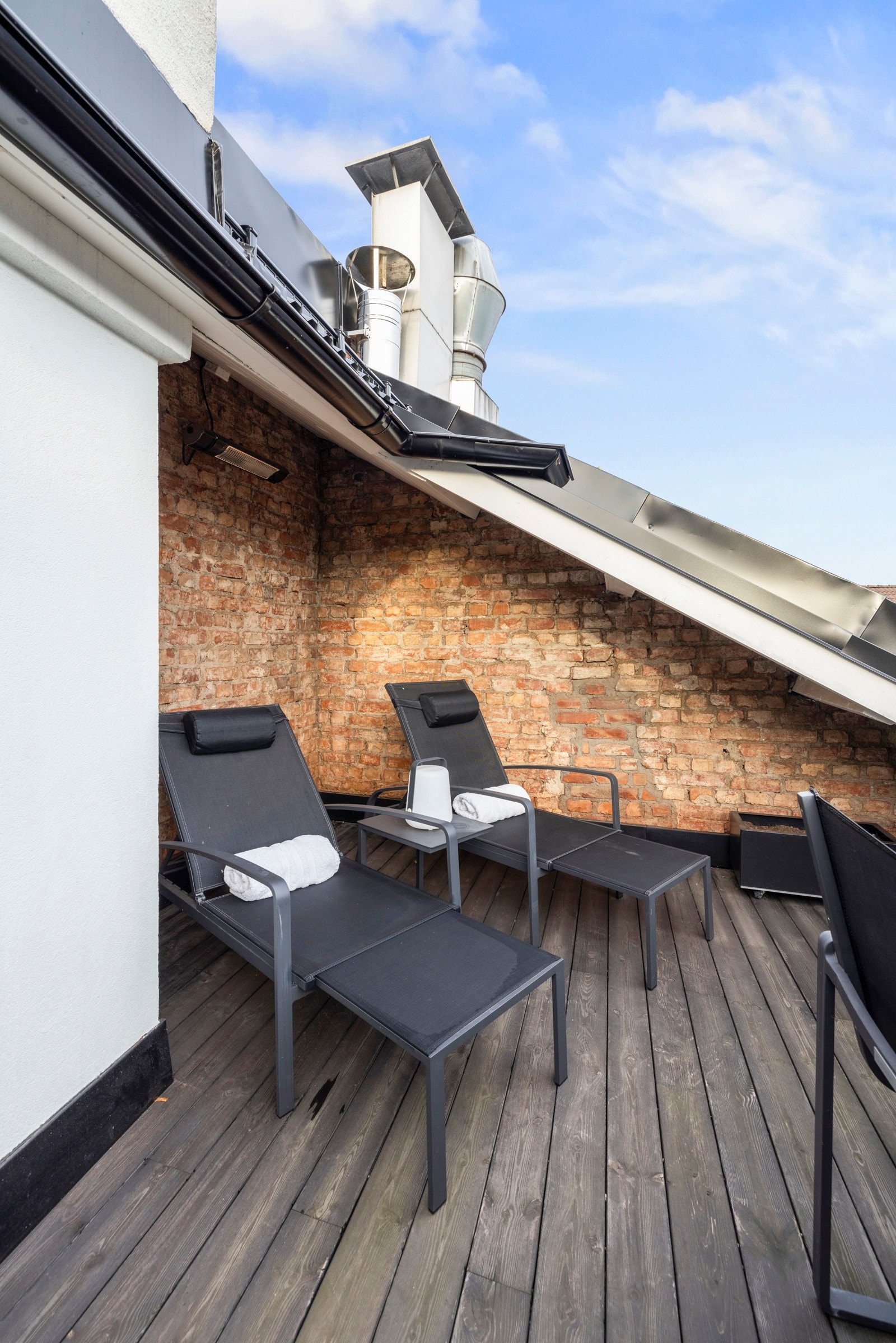 Terrassen har flotte solforhold og hyggelig utebelysningen som skaper en koselig atmosfære på fine sommerkvelder Galleribilde