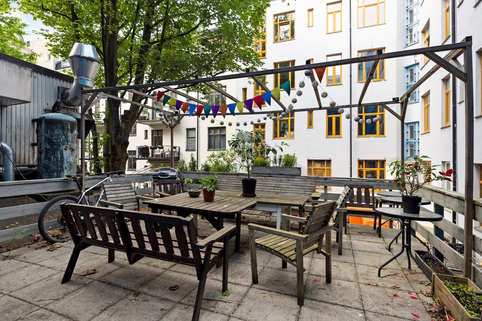 Koselig felles bakgård hvor du kan nyte pene sommerdager Galleribilde