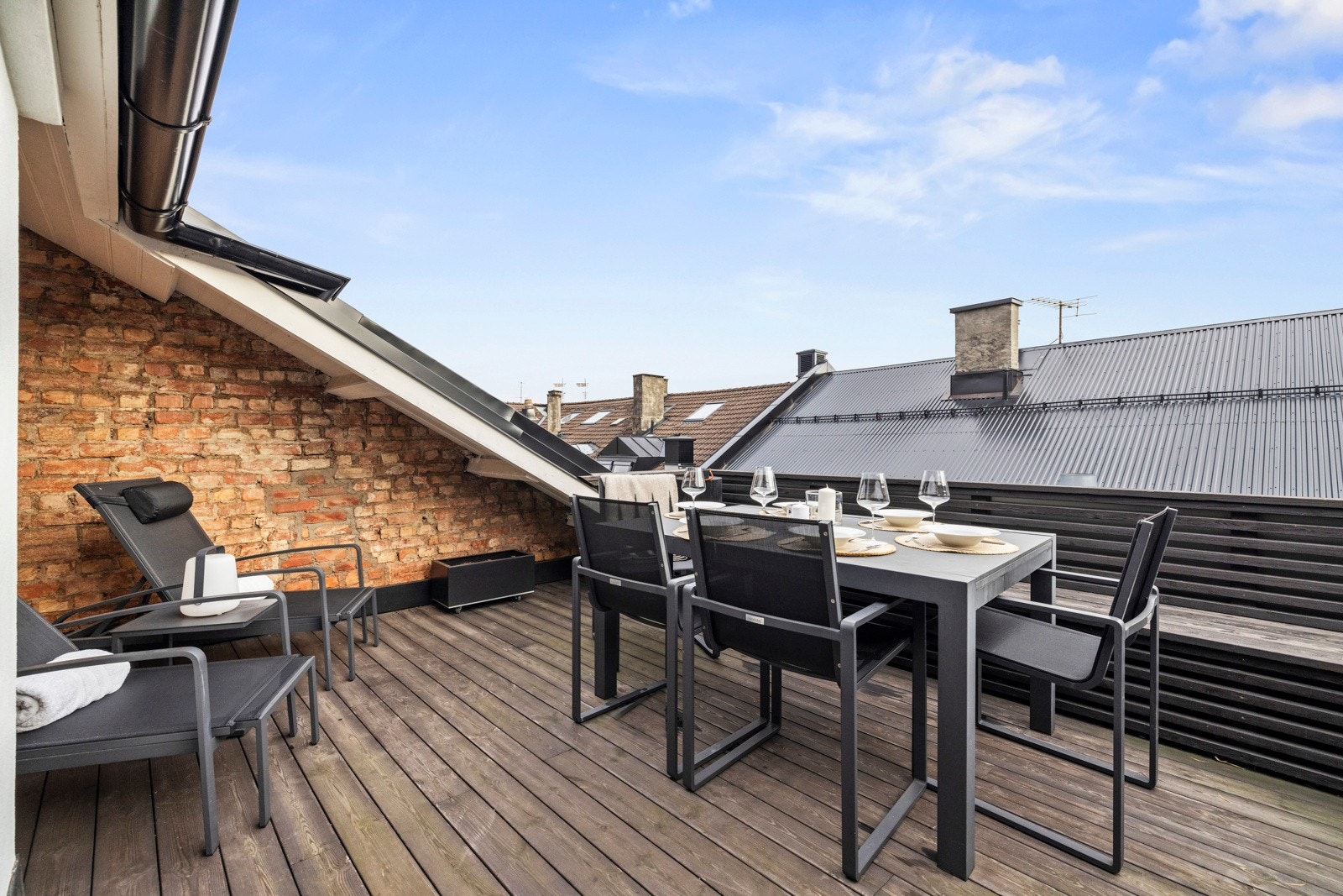 Lekker privat takterrasse på 20 m². Rikelig plass til romslige utemøbler og grill, hvor du kan nyte solrike sommerdager samt invitere til minnerike selskap Galleribilde