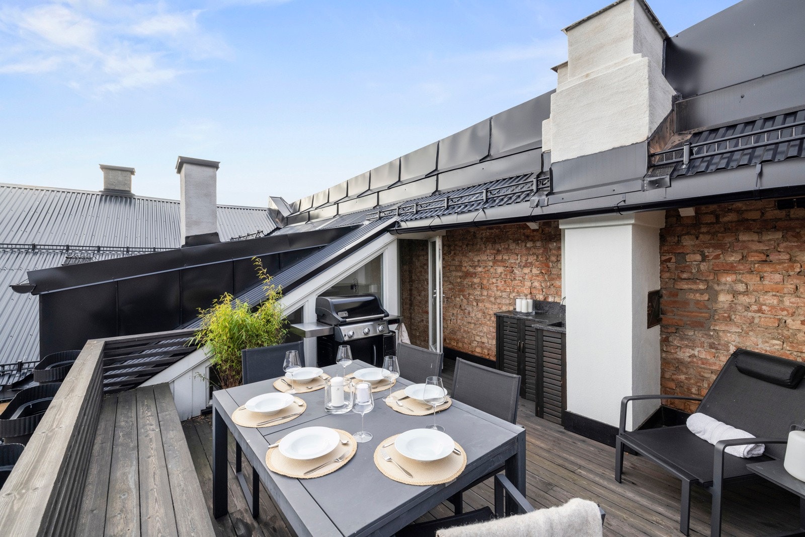 Skjermet terrasse som er vendt inn mot indre gårdsrom Galleribilde