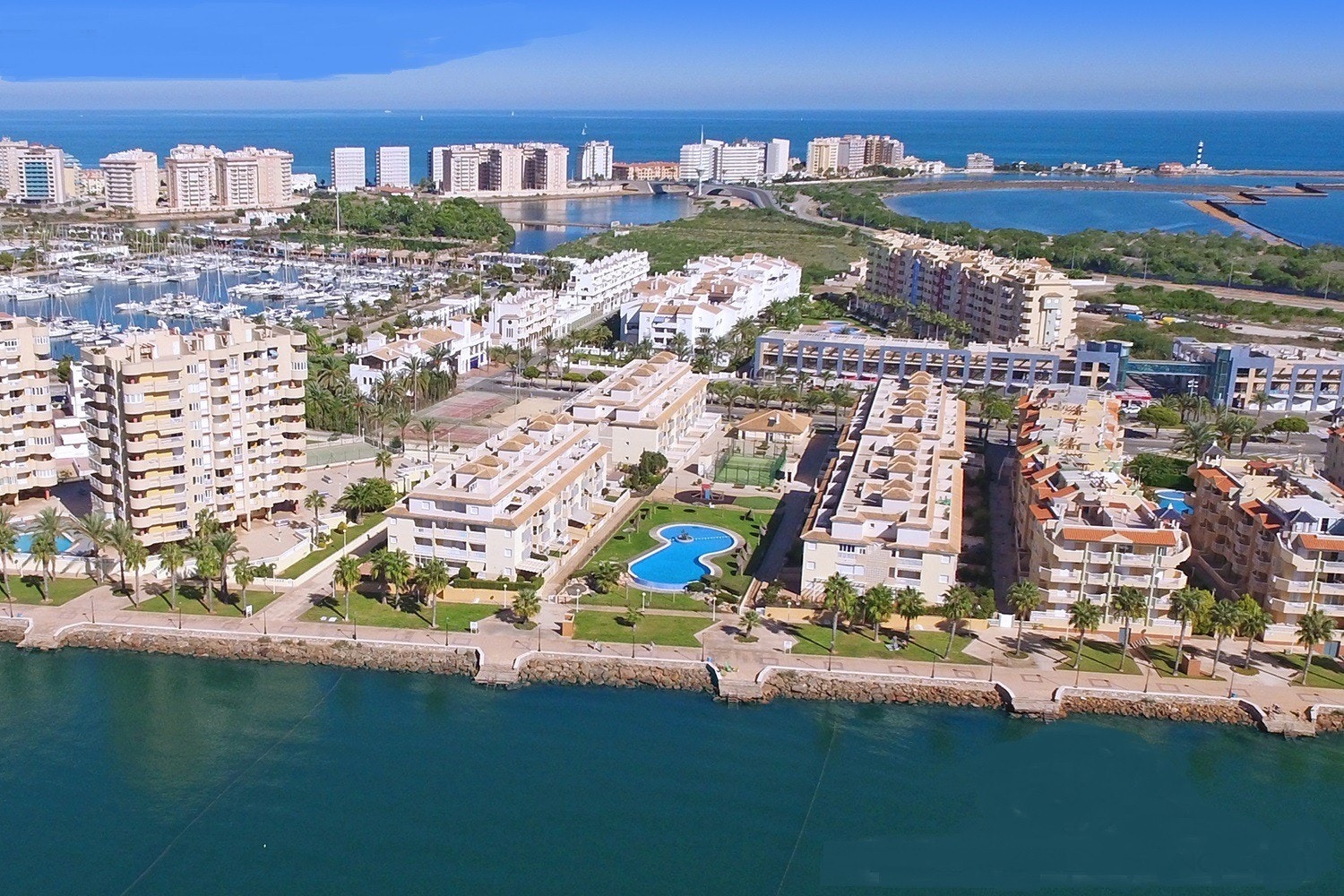 Jardines del Mar, består av to rader med leiligheter og hage,basseng, lekeplass for barn og paddelbane i midten. Galleribilde