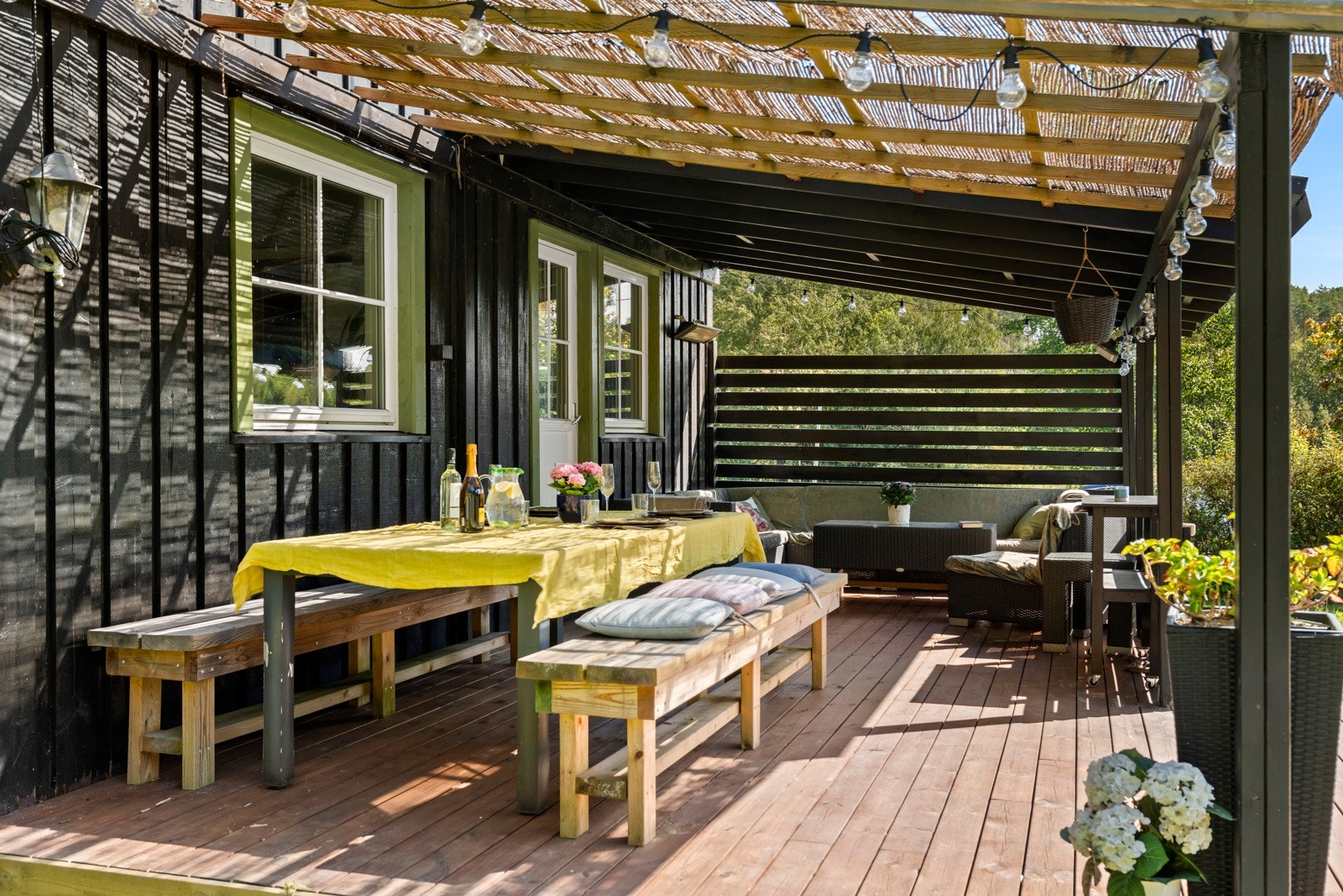 Terrassen vender mot sør. Velegnet plass til sittegrupper, plantekasser og grill. Galleribilde