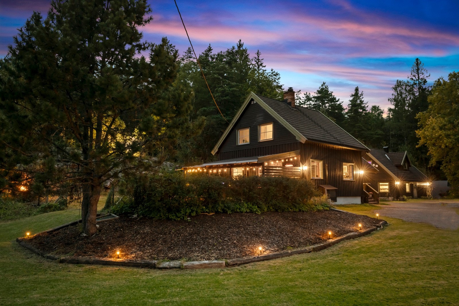 Sjarmerende enebolig med småbrukspreg og sentral beliggenhet på Kråkstad med kort vei til Ski. Galleribilde