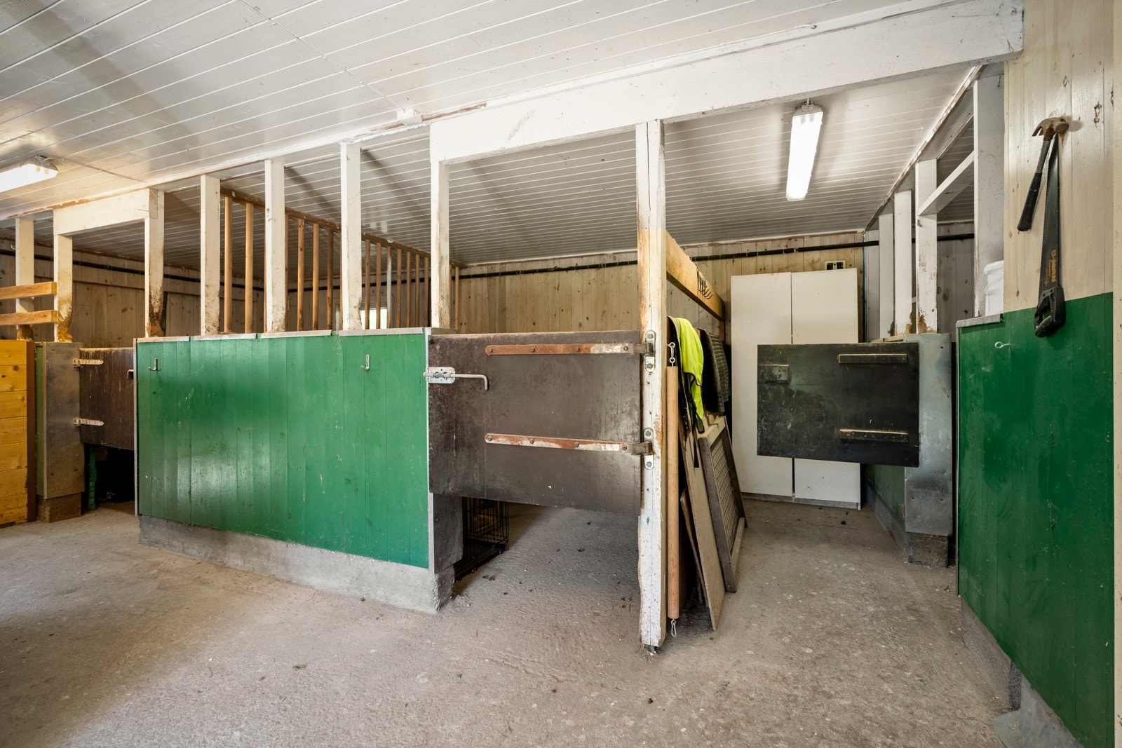 Garasjen er innredet som stall med 5 stallbokser. Det er enkelt å demontere stallboksene om man har større behov for garasje. Galleribilde