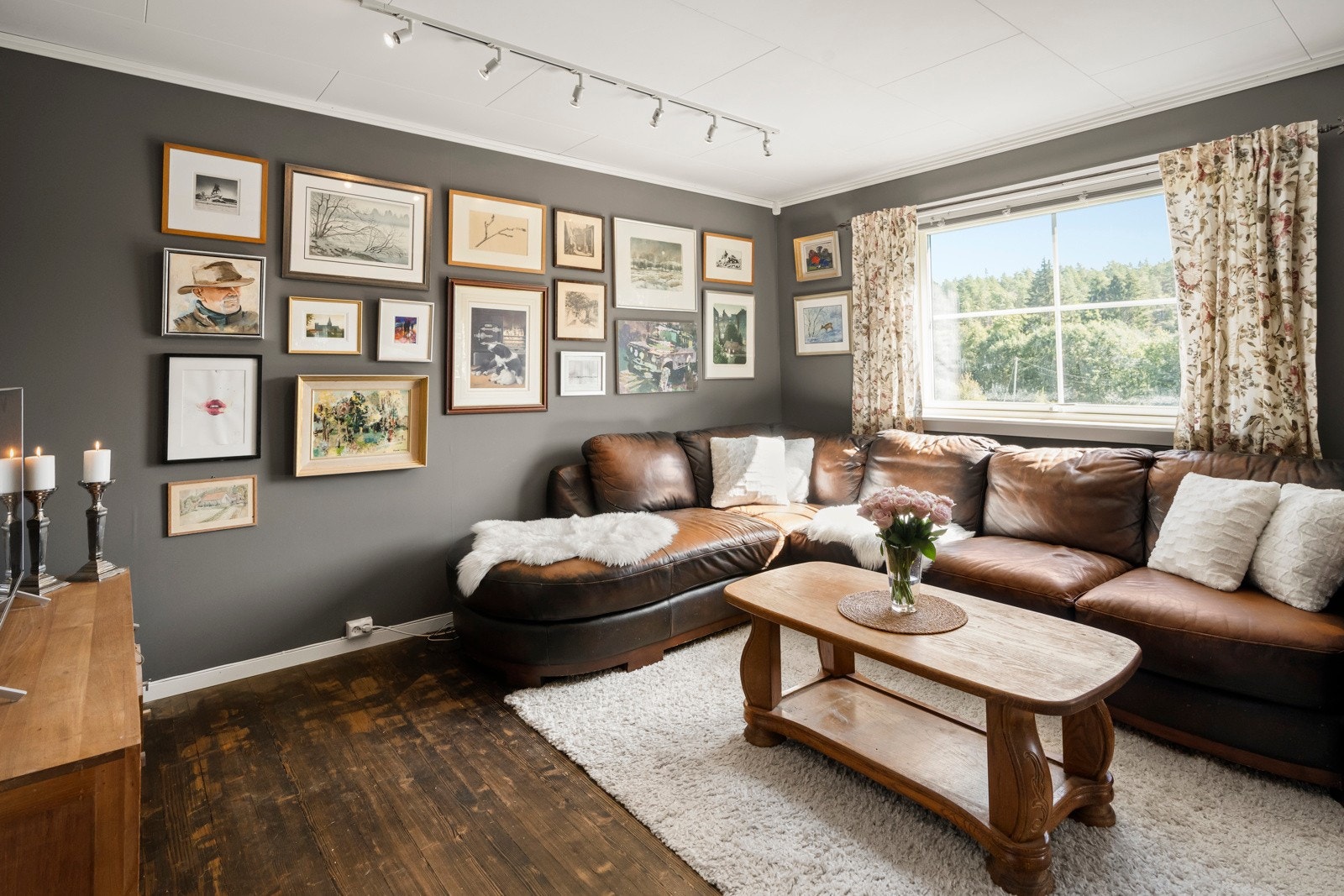 Store vindusflater sørger for rikelig med innslipp av dagslys. Galleribilde