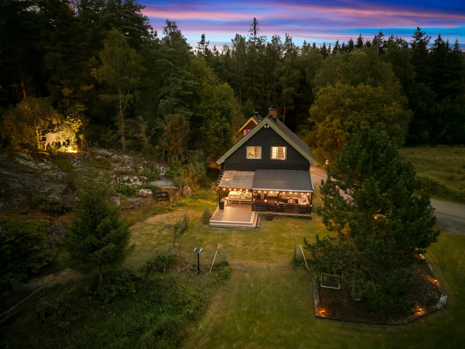 Tomten er på over 6 mål, hvor ca 4 mål er skog. Galleribilde