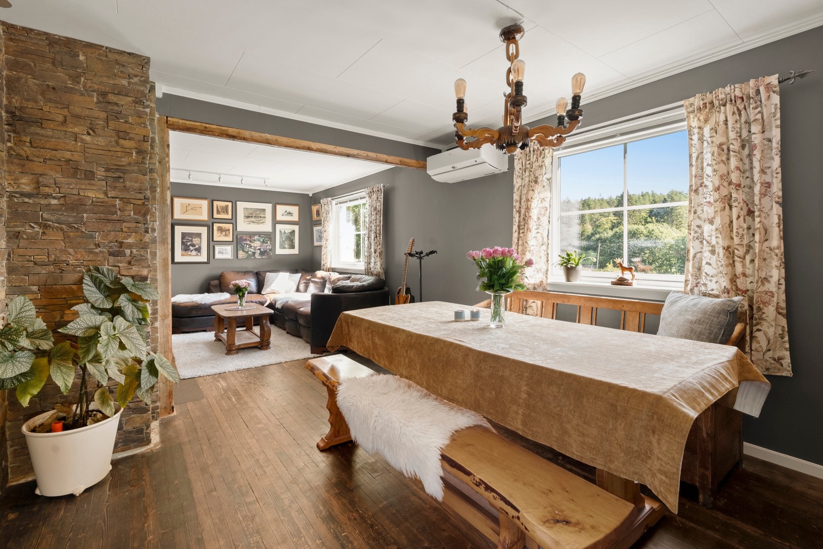 Egen spisestuedel med god plass til stor spiseseksjon. Galleribilde