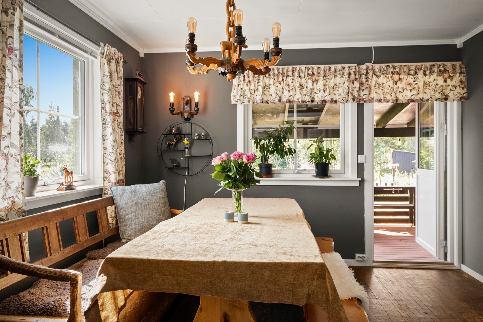 Utgang til terrasse fra spisestue. Galleribilde