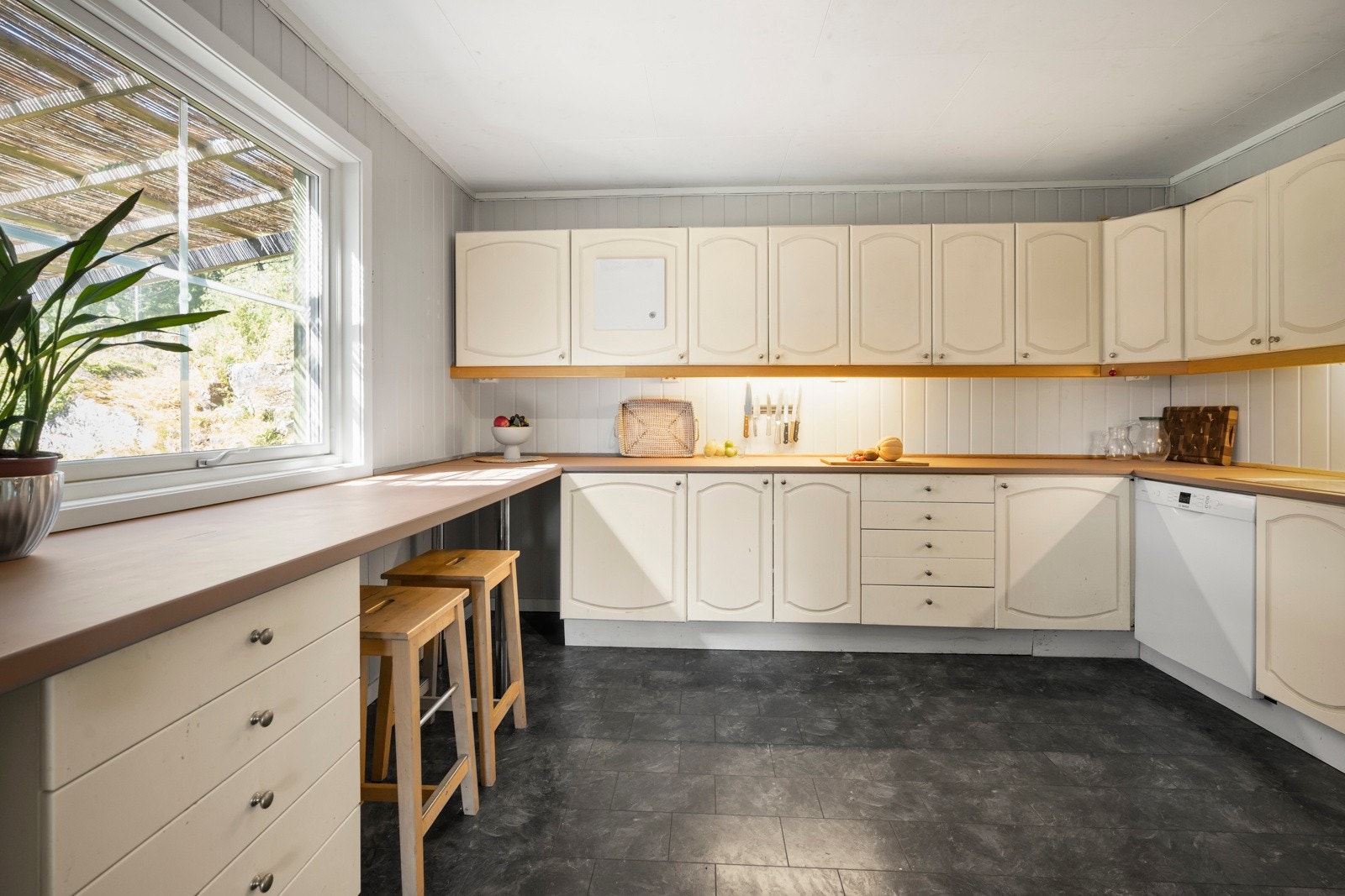 Praktisk kjøkken på eget rom. Galleribilde