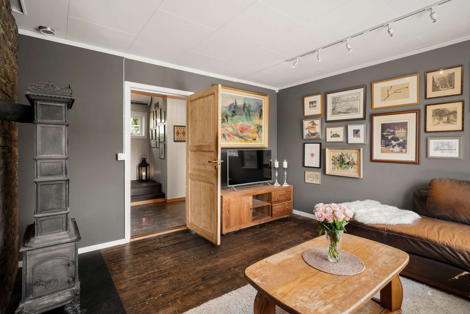 Koselig stuedel med vedovn og god plass til ønsket møblement. Galleribilde