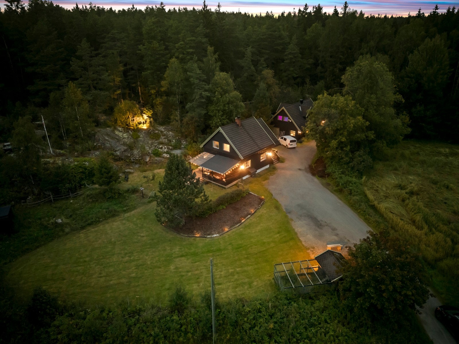 Eiendommen er bebygd med enebolig, garasje innredet som stall med 5 stallplasser og utestall. Galleribilde