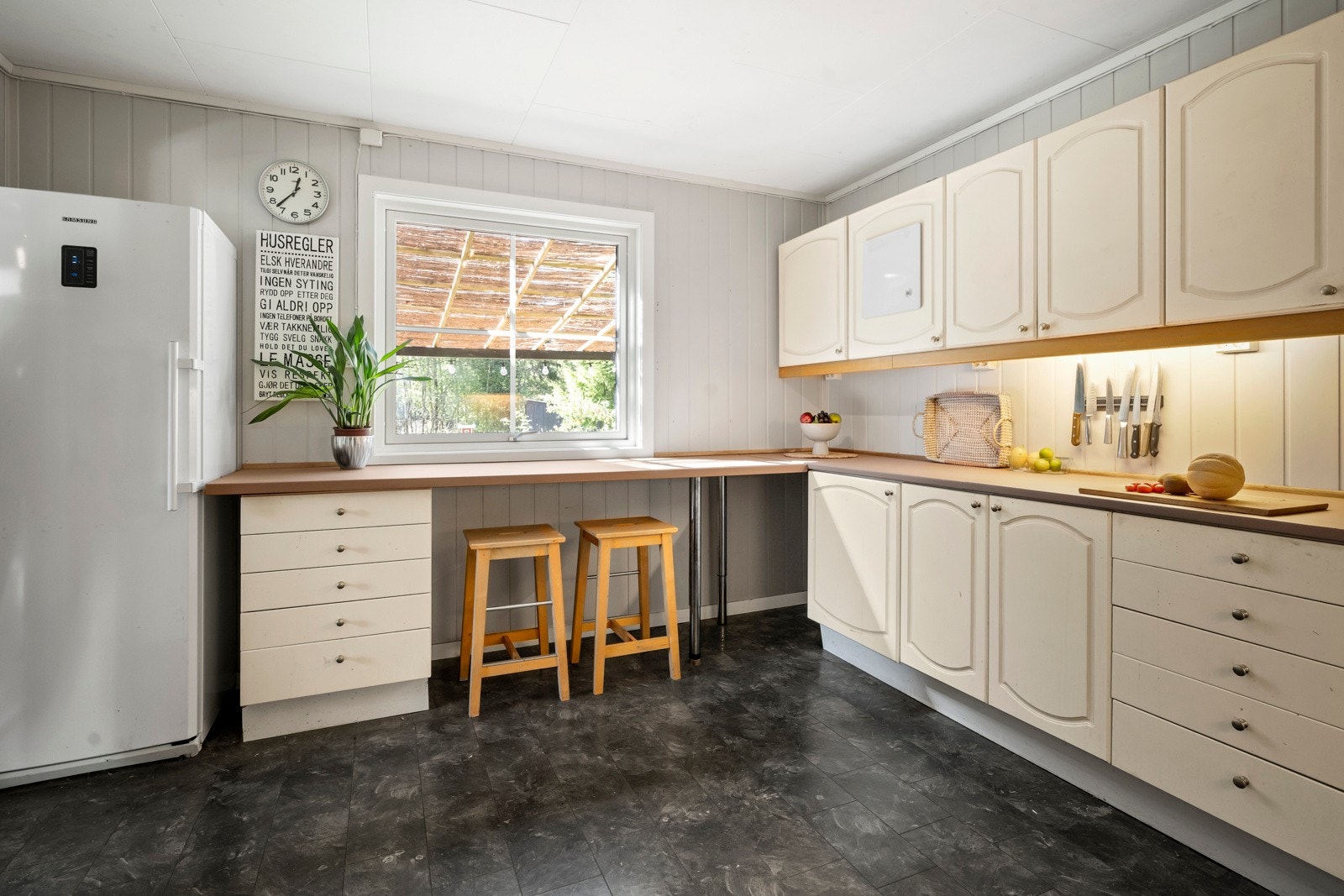 Barløsning med spiseplasser ved vinduet. Galleribilde