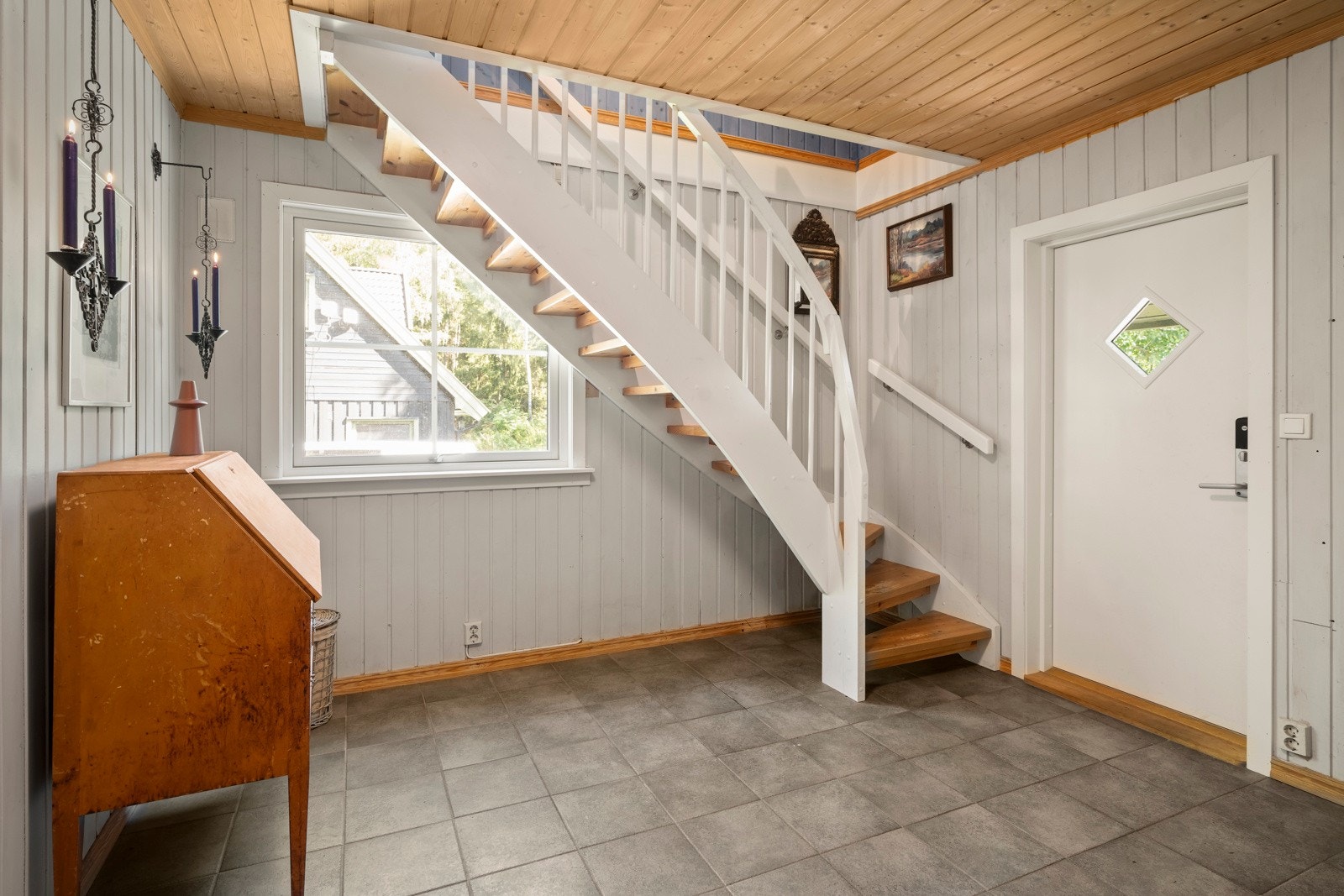 Romslig og innbydende entré/gang. Galleribilde