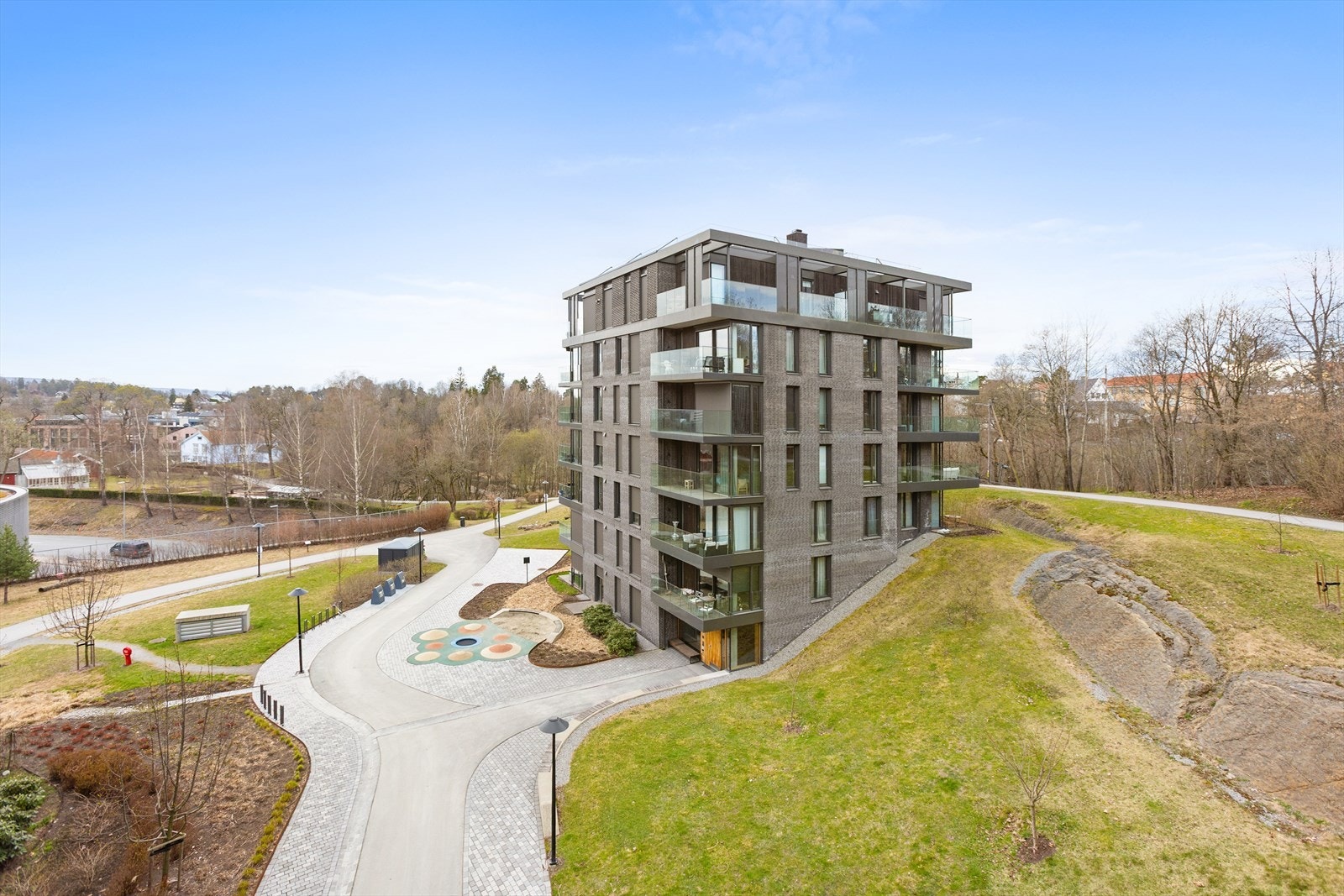Fredelig og naturskjønt i historiske Fåbroparken med gjennomtenkt estetikk, flott arkitektur og parkmessig opparbeidede fellesområder Galleribilde