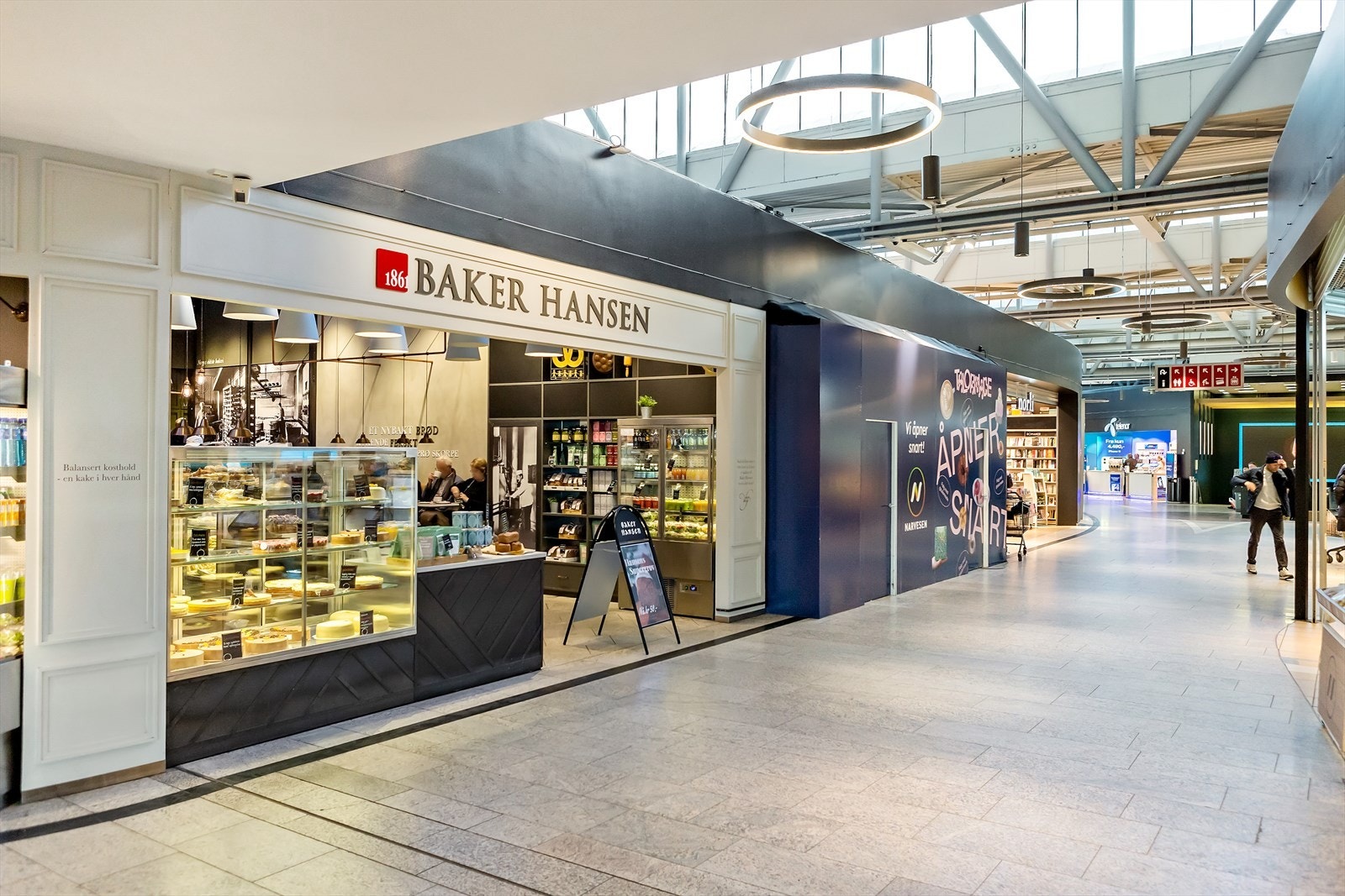 På CC Vest finner du Baker Hansen - kjent for sine ferske bakervarer, smakfulle lunsjretter og klassiske kaffekopper i hyggelige omgivelser. Et naturlig stoppested for både en rask matbit og en avslappende pause i hverdagen. Galleribilde