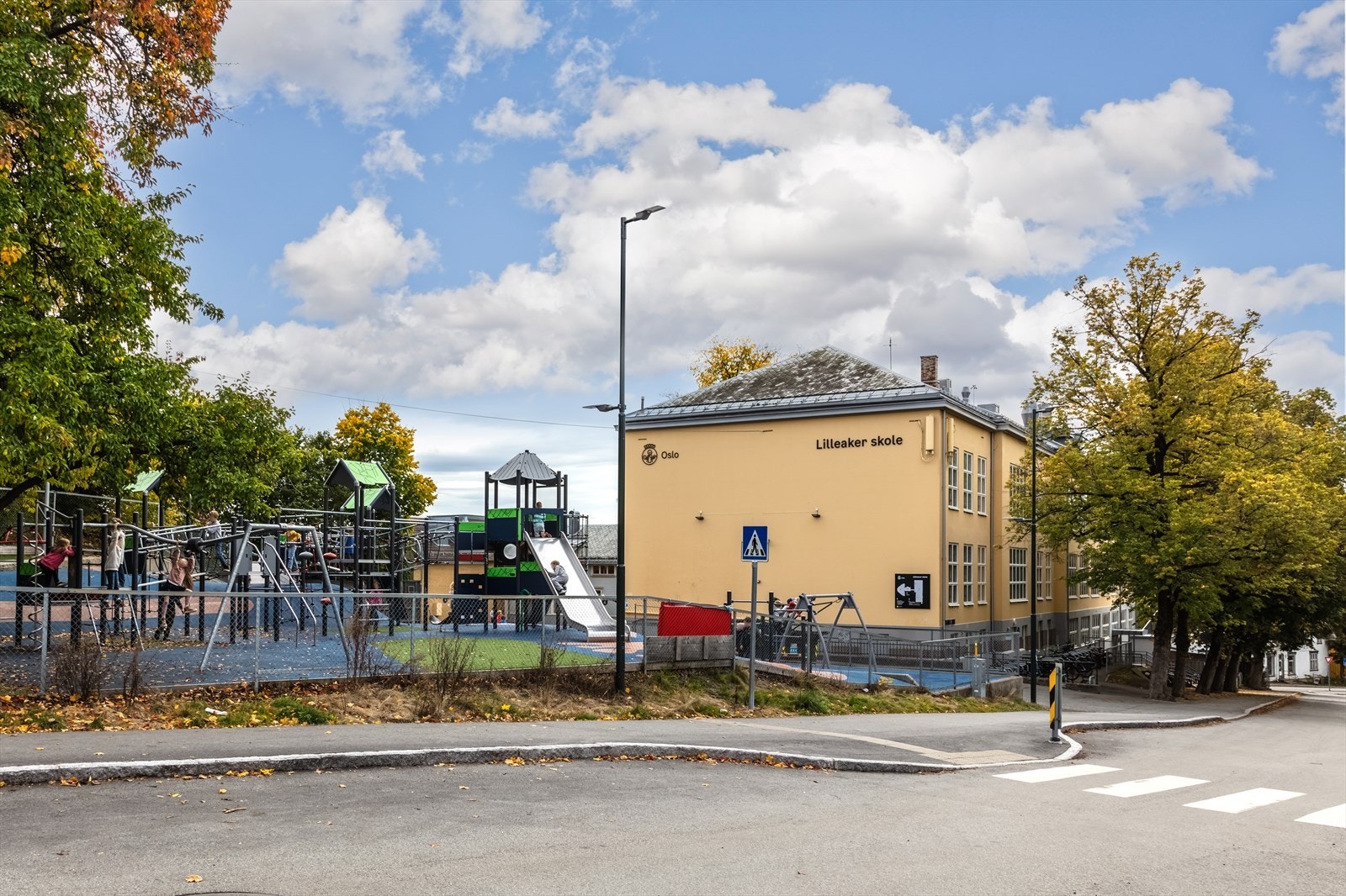 Lilleaker skole - tradisjonsrik og populær barneskole. En anerkjent skole med lang historie, sentralt plassert i nærmiljøet. Kort vei fra boligen og et trygt og godt sted å starte skoleløpet. Galleribilde