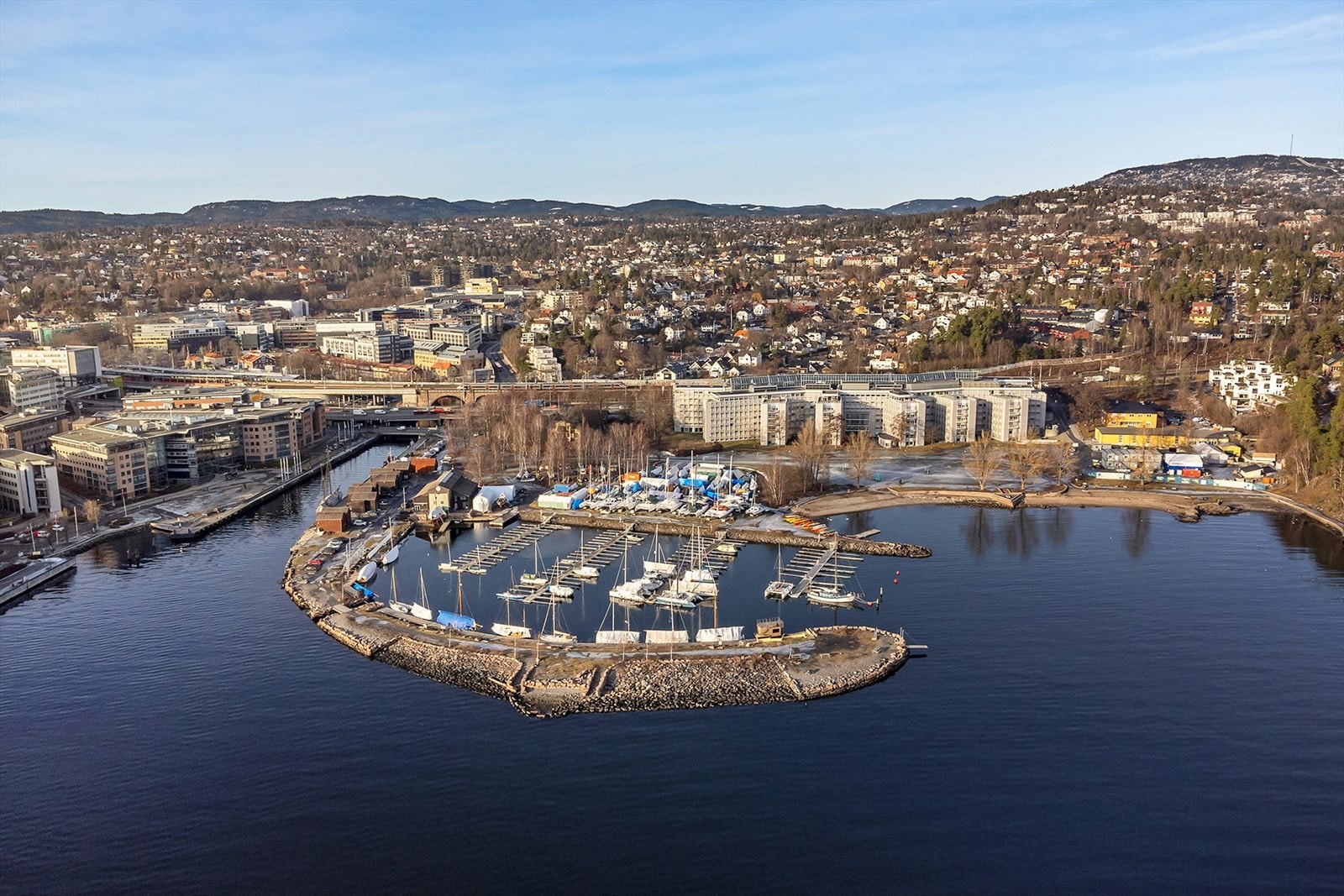 Et steinkast fra Lilleaker finner du Sollerud båthavn - et rolig og naturskjønt område perfekt for spaserturer langs sjøen, eller for deg som drømmer om båtplass i nærområdet. Galleribilde