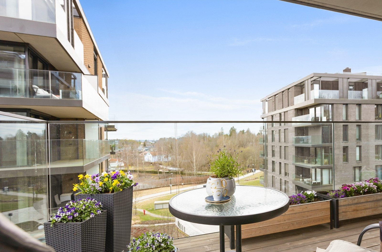 Fra stuen er det utgang til en sydvendtbalkong på ca. 13 kvm. med royalimpregnerte terrassebord, glassrekkverk og fjernstyrt elektrisk solskjerming. Tilkobling for gass Galleribilde