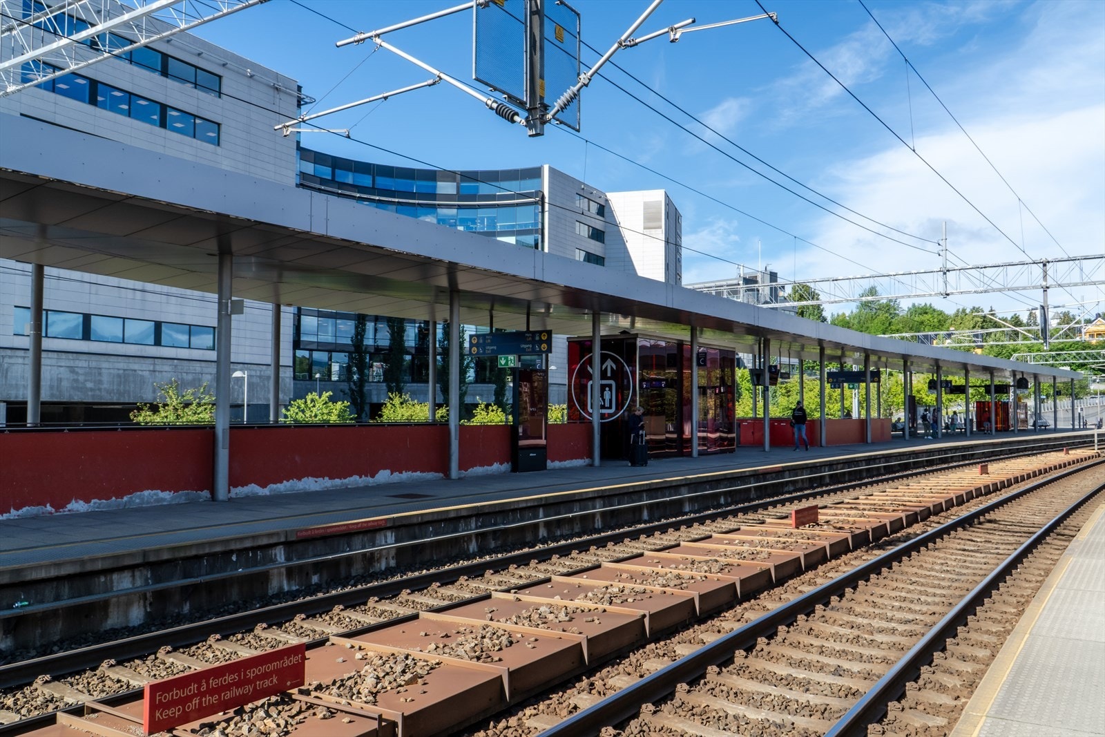 Lysaker stasjon - et sentralt knutepunkt for tog, buss og Flytoget. Herfra tar Flytoget deg til Oslo Lufthavn på ca. 35 minutter. Lysaker stasjon gir enkel tilgang til både sentrum, Gardermoen og resten av Østlandet. Galleribilde