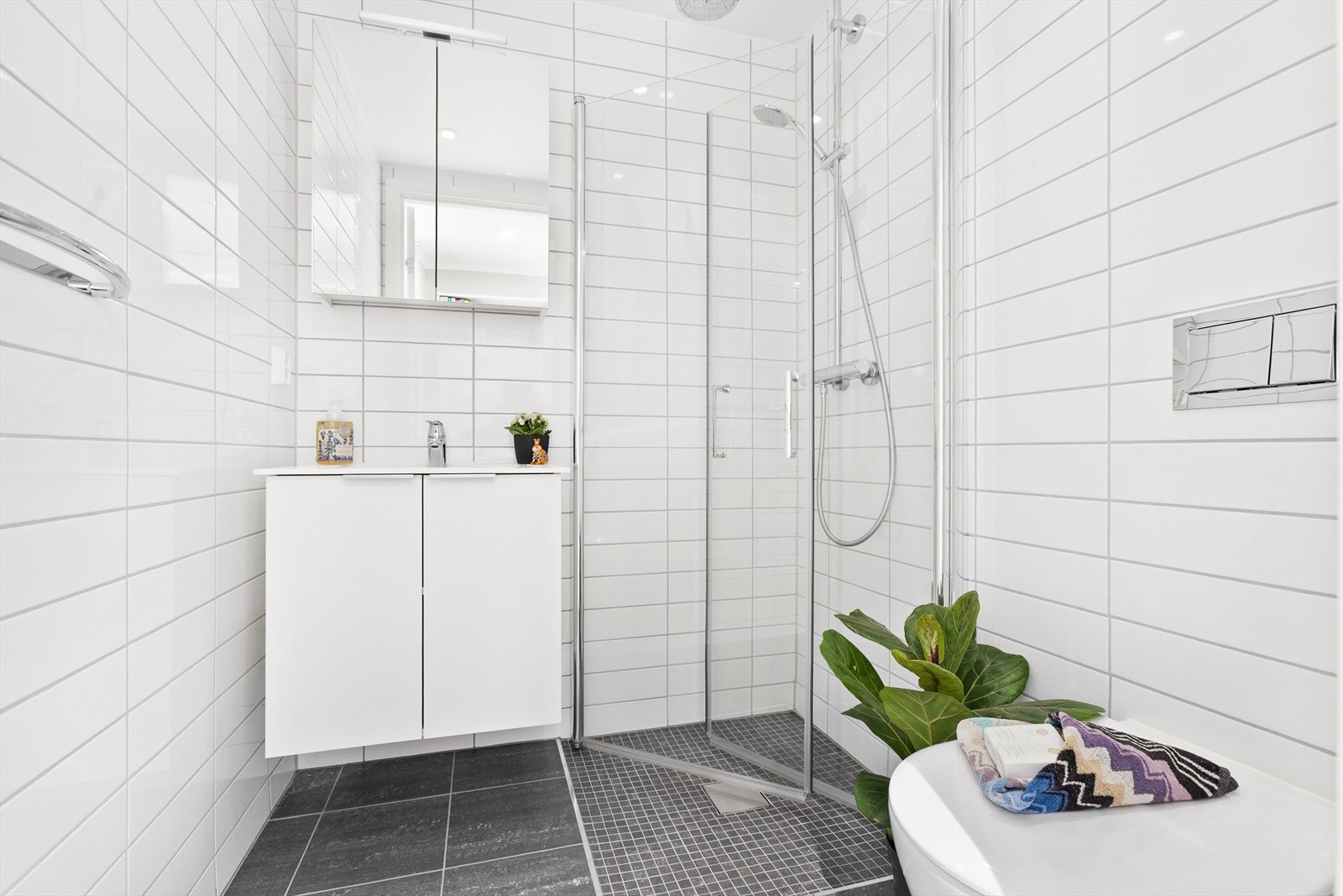 Leilighetens 2. bad har adkomst fra gang. Badet har varmekabler i gulv og downlights i himling Galleribilde