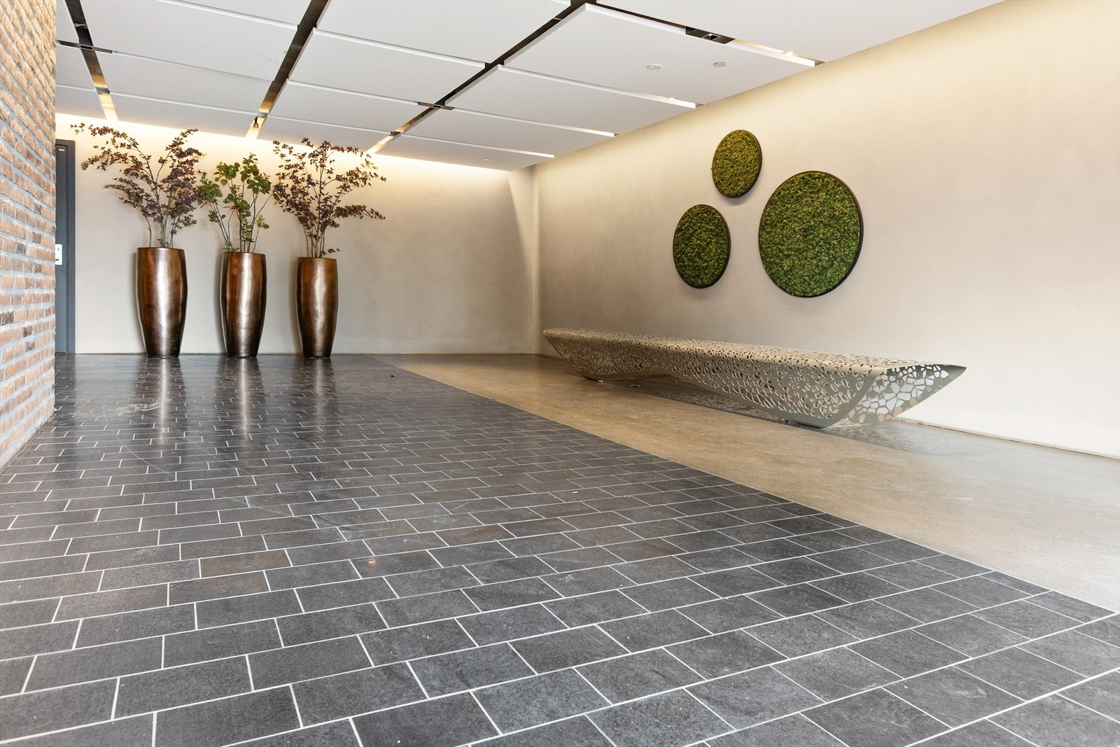 Leiligheten har heisadkomst opp til leilighetsplan, fra et tiltalende og representativ oppgang/fellesareal Galleribilde
