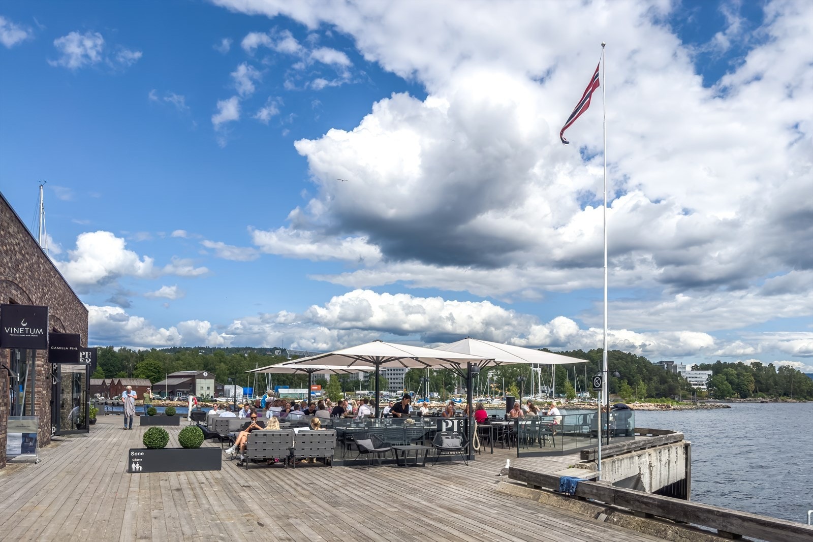Pier 31 - Lysakers kanskje beste uteservering. Perfekt sted for et måltid eller noe kaldt i glasset - med nydelig sjøutsikt, sol til langt på kveld og urban atmosfære helt i vannkanten. Galleribilde