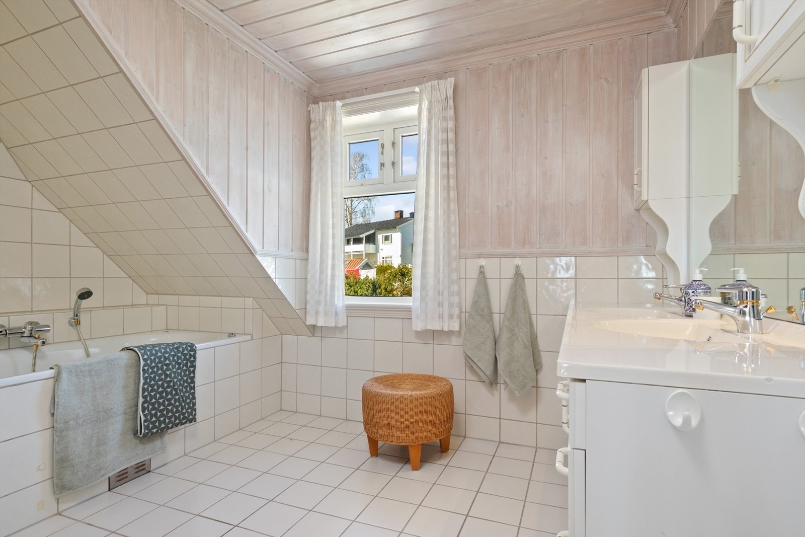 Badet i 2. etasje er har gulv med vannbåren gulvvarme og fliser og panel på vegger. Galleribilde