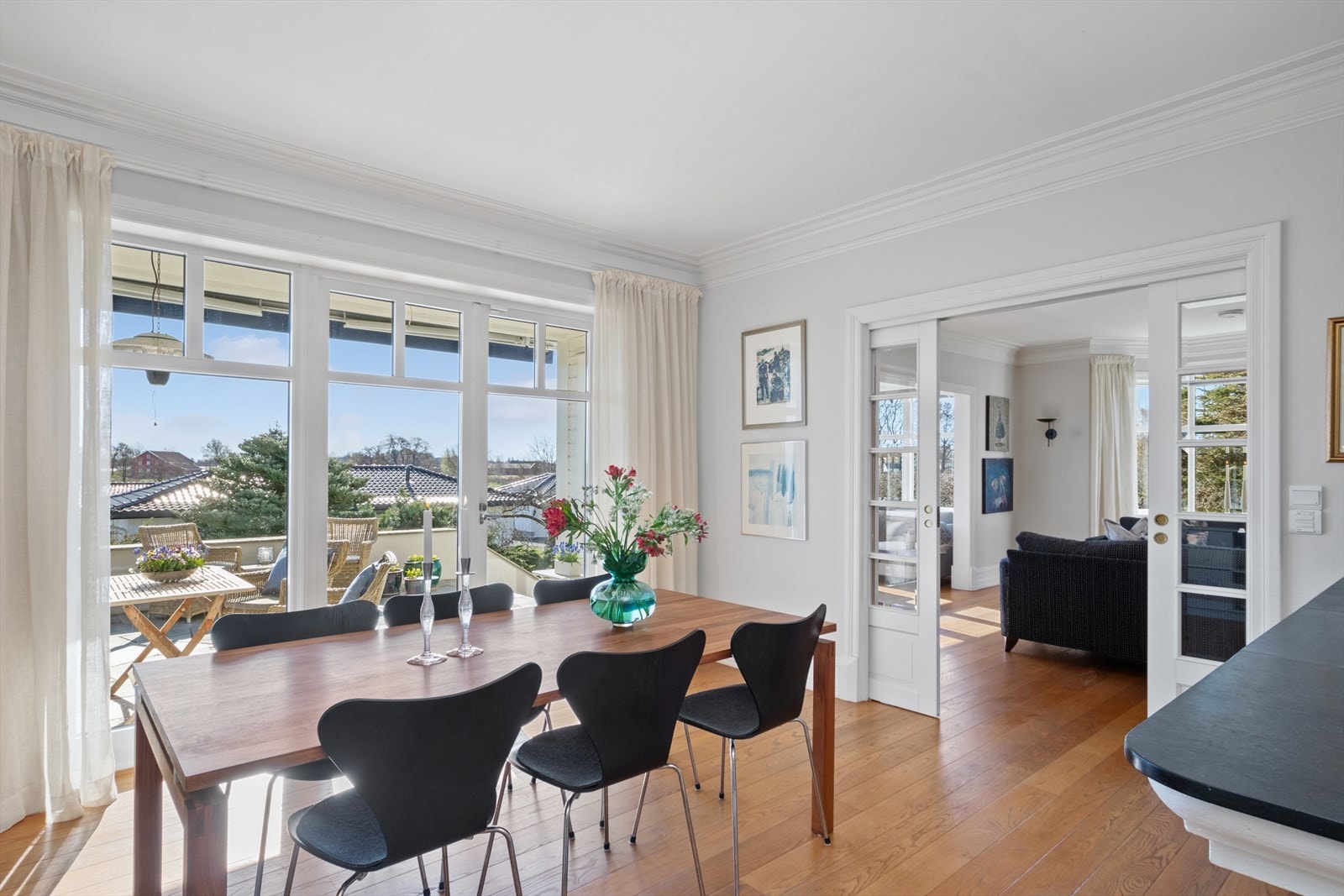 Romslig spisestue med plass til spisebord som rommer hele familien. Galleribilde