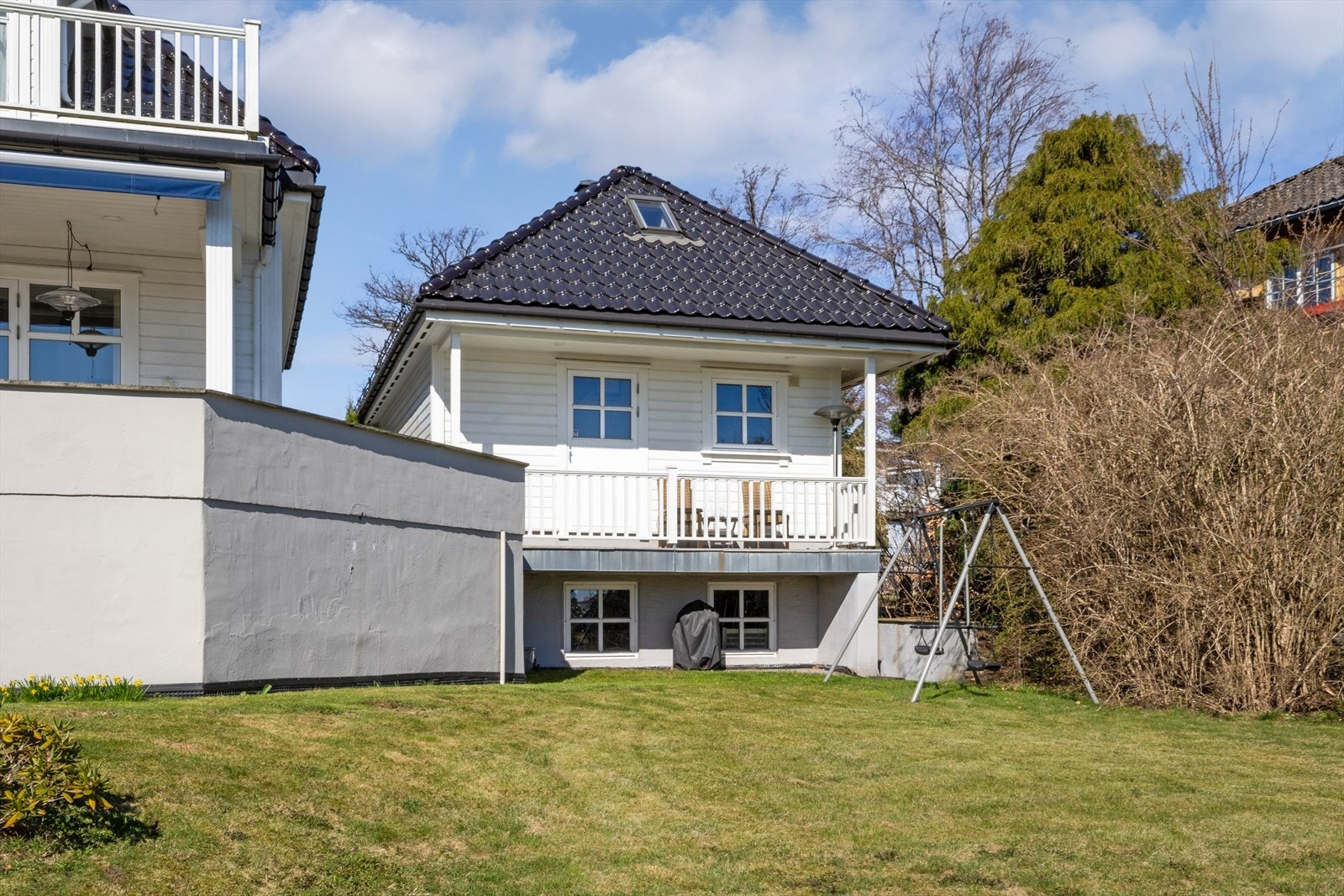 Det er adkomst til garasjen både fra veranda og fra gang i kjeller. Galleribilde
