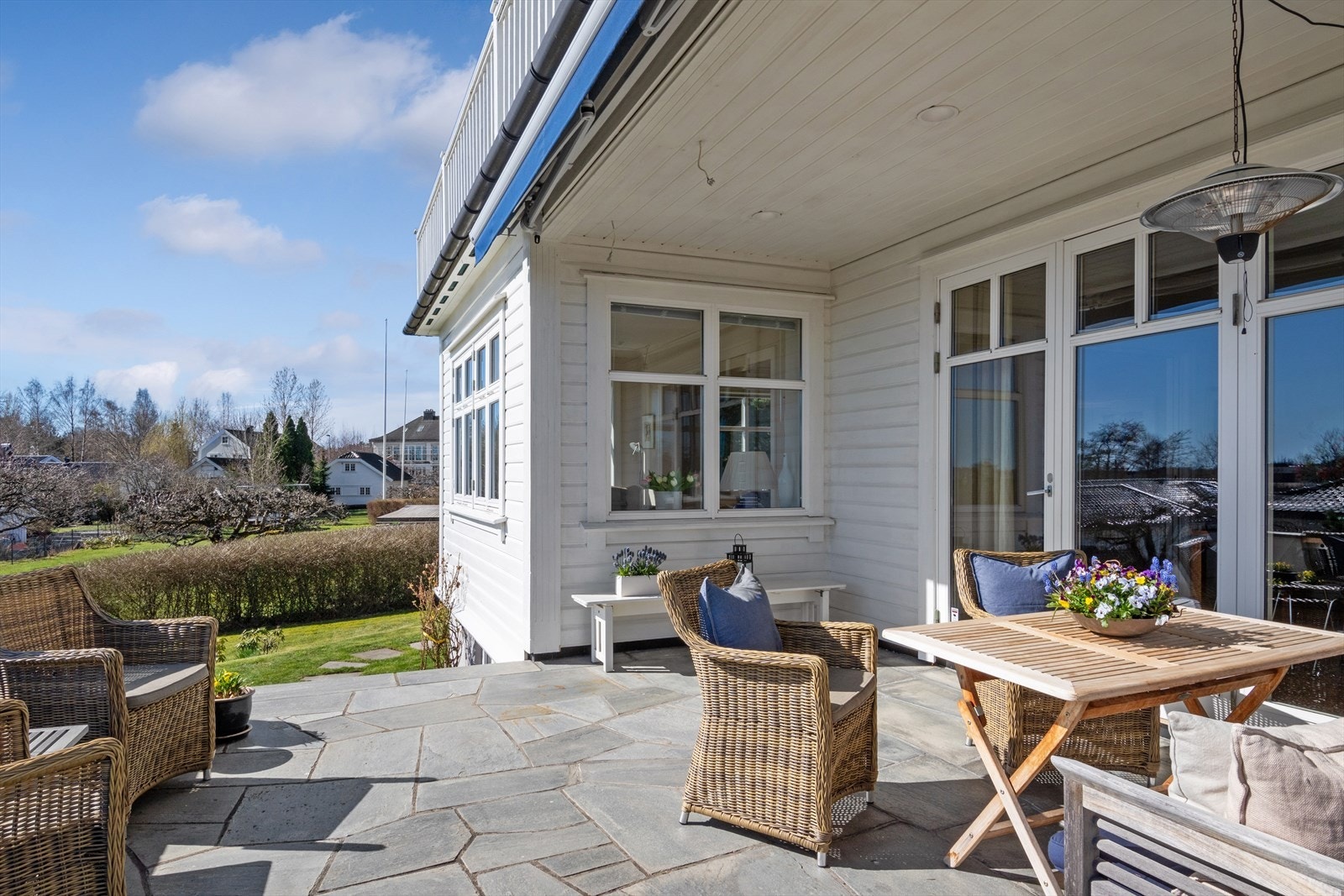 Terrassen er på hele 38 kvm. og er en fin forlengelse av stuen på sommerhalvåret. Galleribilde